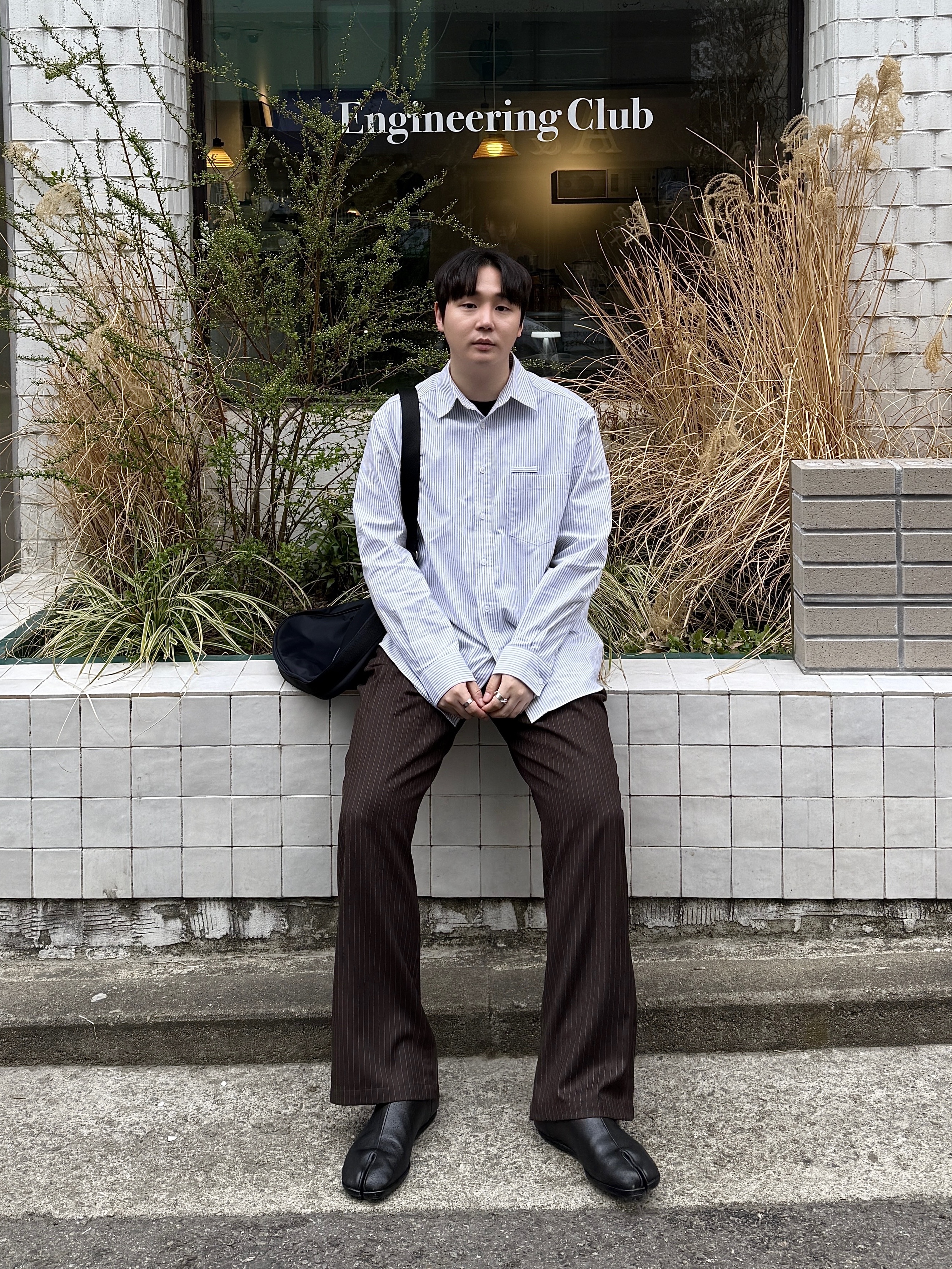 Maison Margiela Slip-On Tabi Shoes Black, Thom Browne Silk Knit 4-Bar Tie Black 착용 스타일 - 1