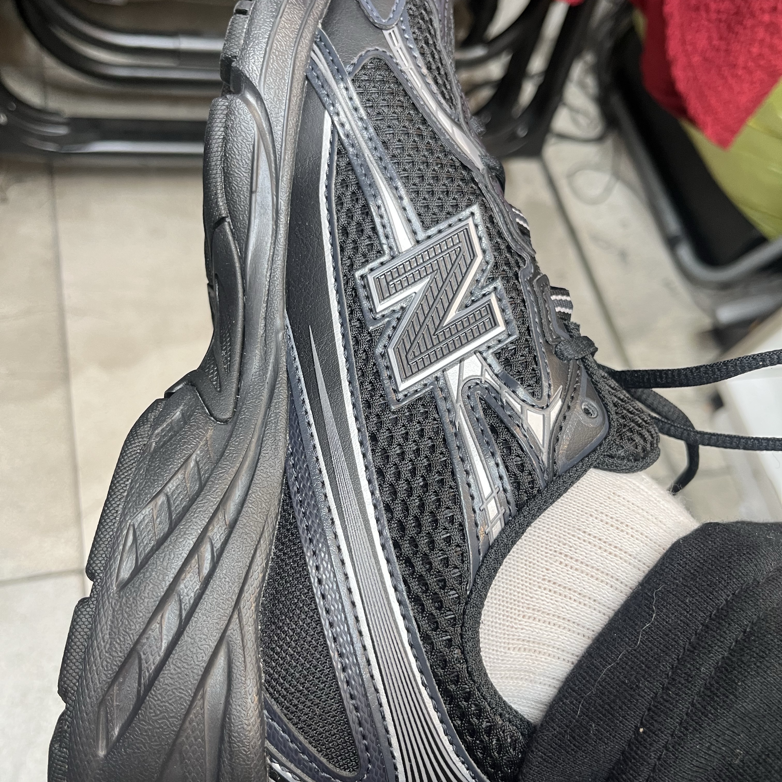 New Balance 740v2 Black Silver Metallic 착용 스타일