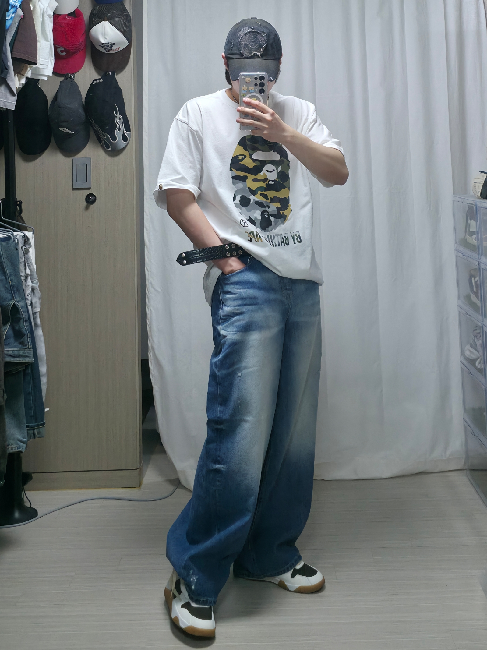 Jordan x Travis Scott Jumpman Jack TR Sail and Dark Mocha, BAPE 1st Camo Crazy By Bathing Ape T-Shirt White 착용 스타일 - 1