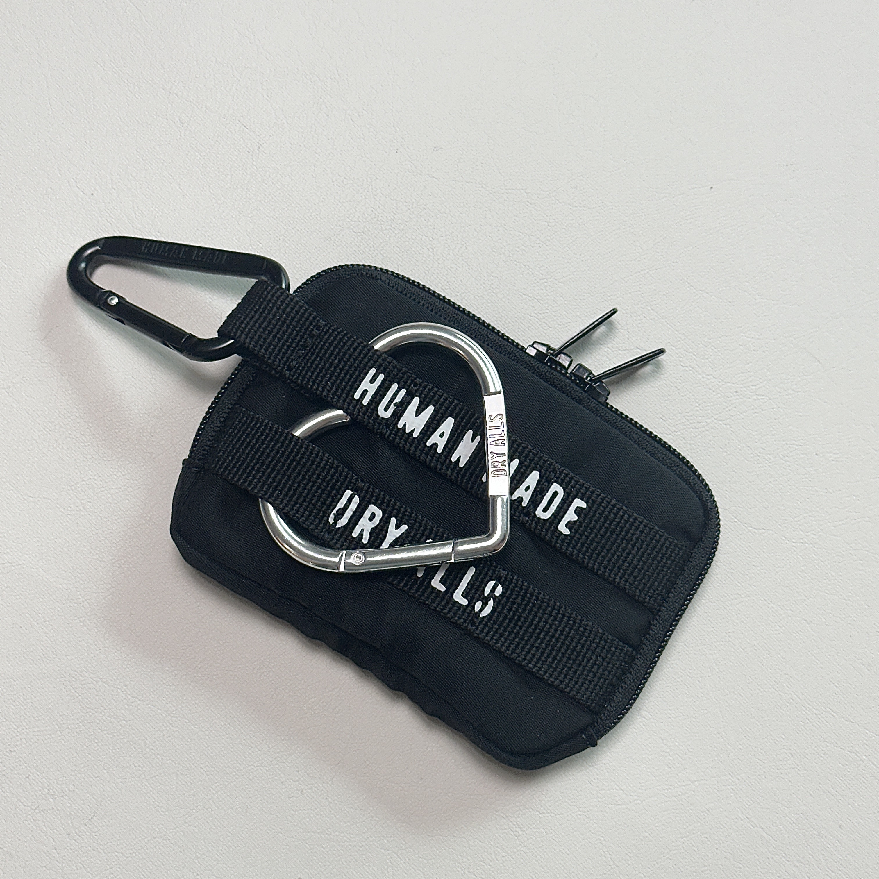 Human Made Heart Carabiner Silver, Human Made Military Card Case Black 착용 스타일 - 2