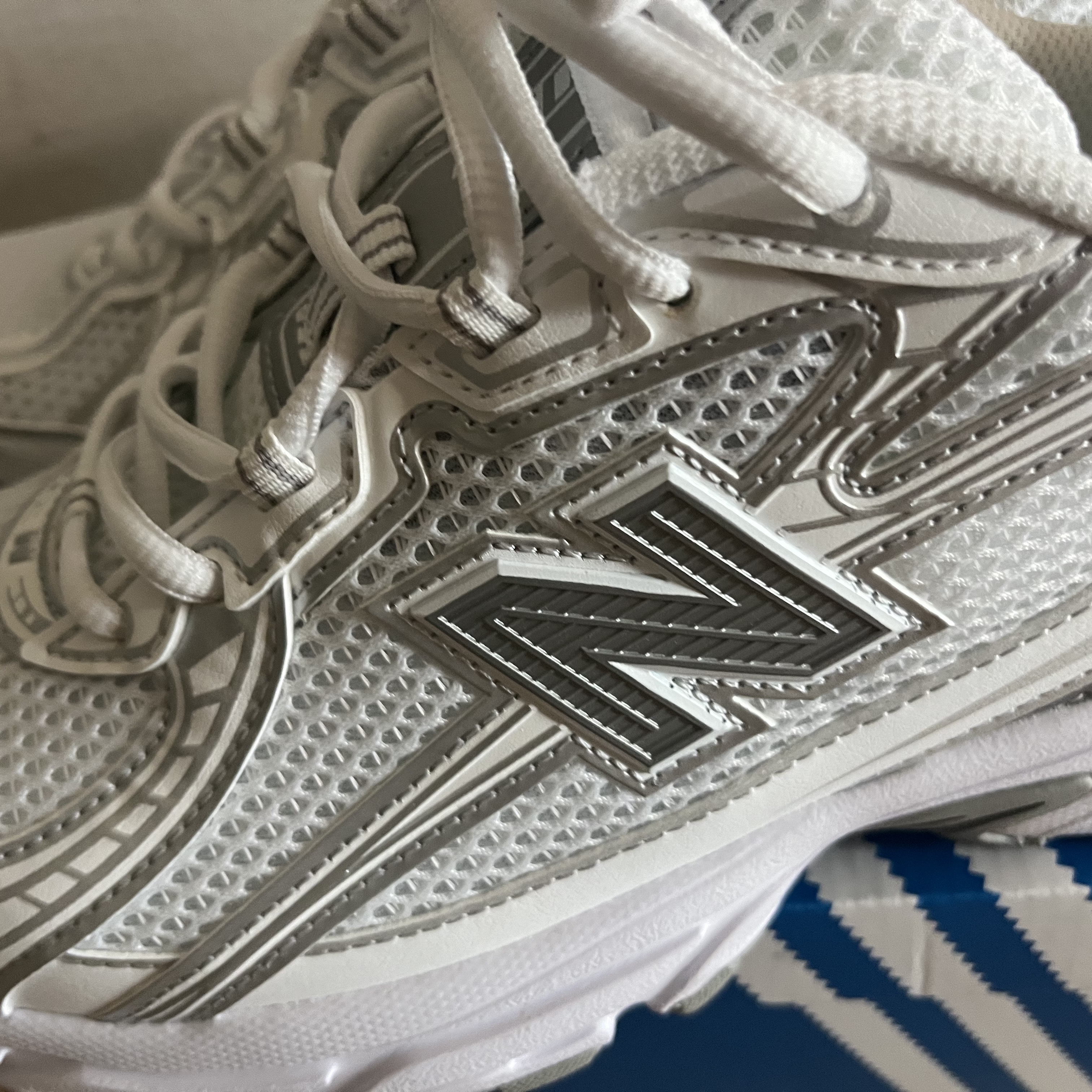 New Balance 740v2 White Silver Metallic 착용 스타일