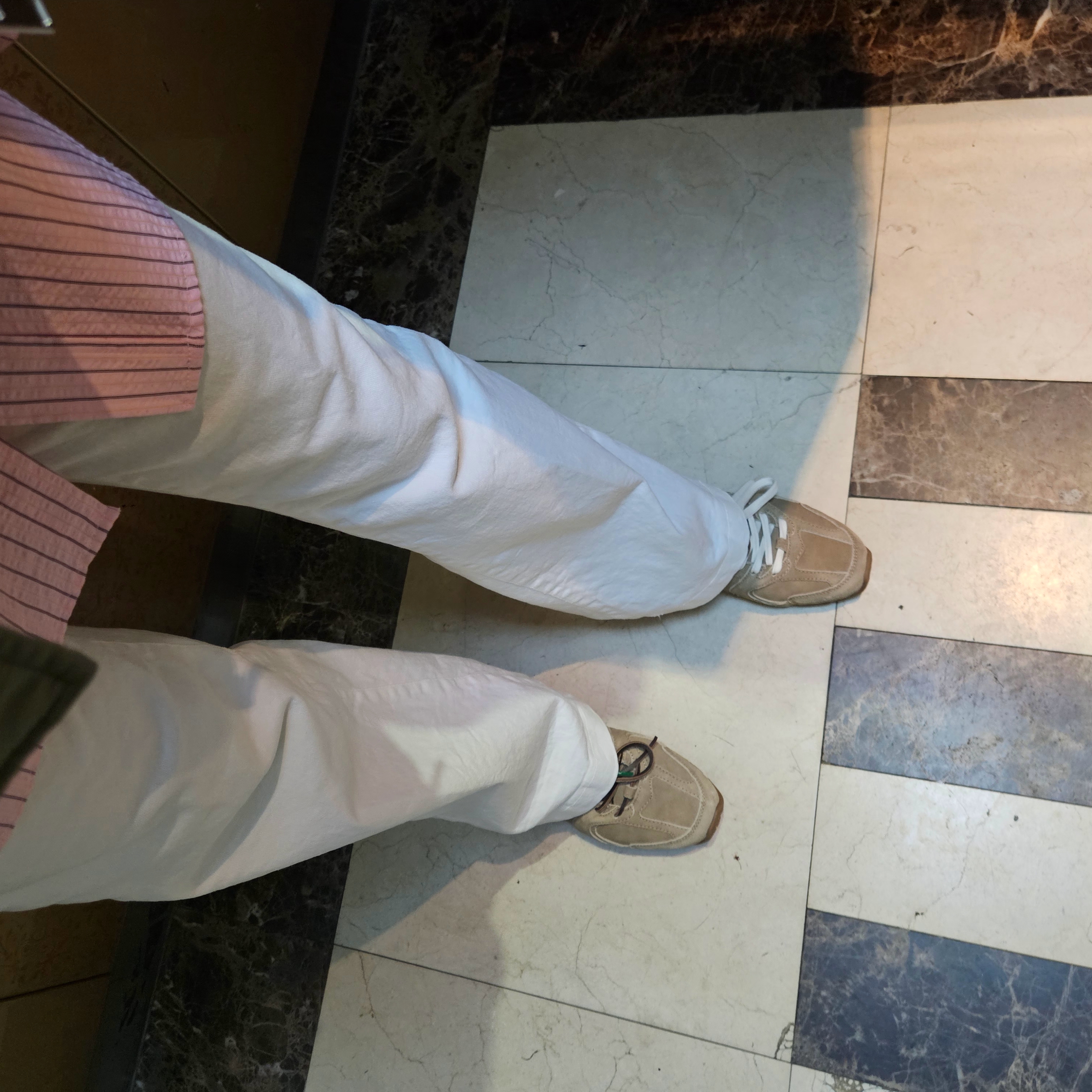 (W) New Balance x Miu Miu 530 Suede Mesh Sneakers Ecru, Louis Vuitton Nice Mini Gaston Blue 착용 스타일 - 4