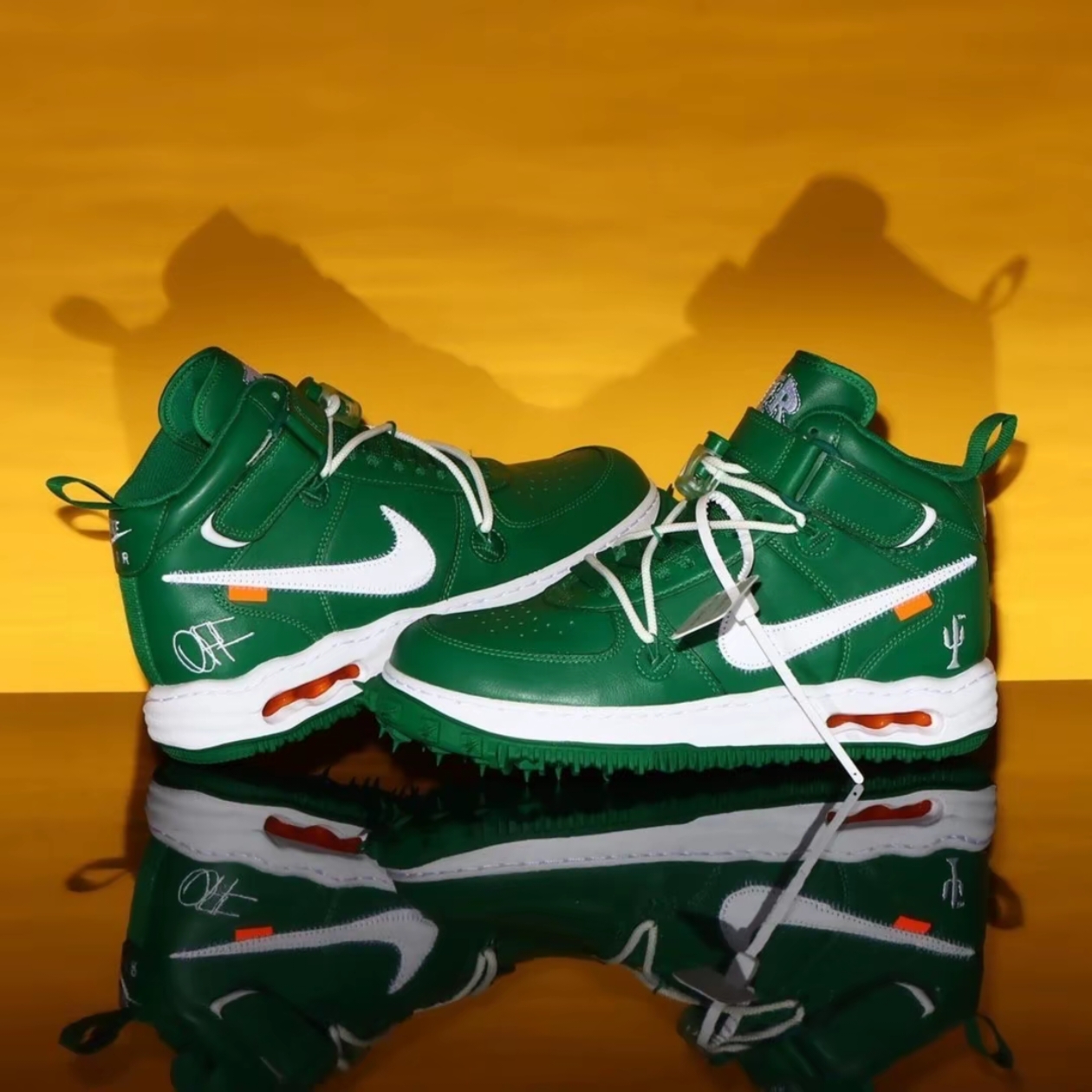 Nike x Off-White Air Force 1 Mid SP Leather Pine Green 착용 스타일 - 1