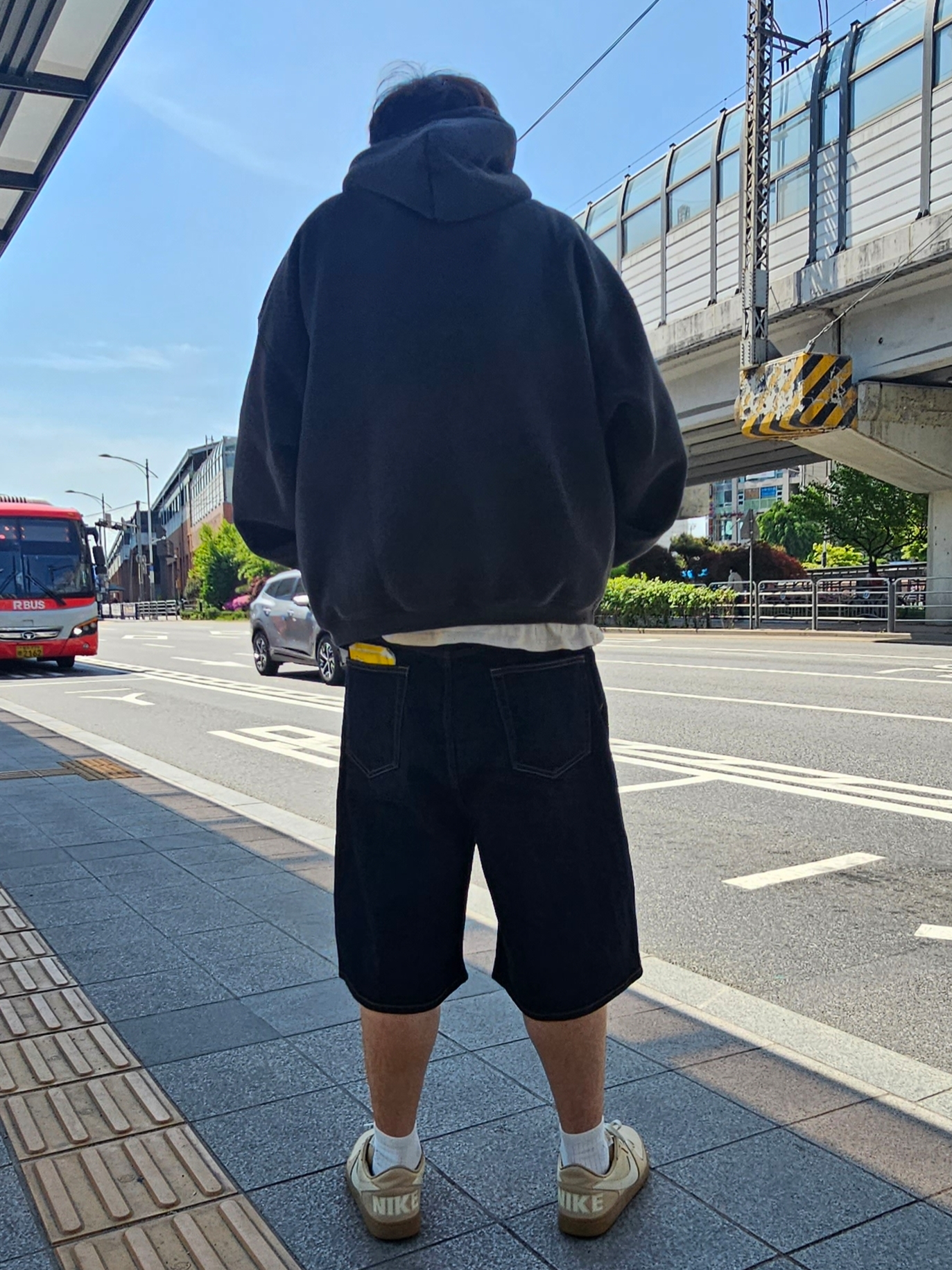 Stussy International Relaxed Hoodie Washed Black, Stussy Denim Big OL' Shorts Rinsed Indigo 착용 스타일 - 2