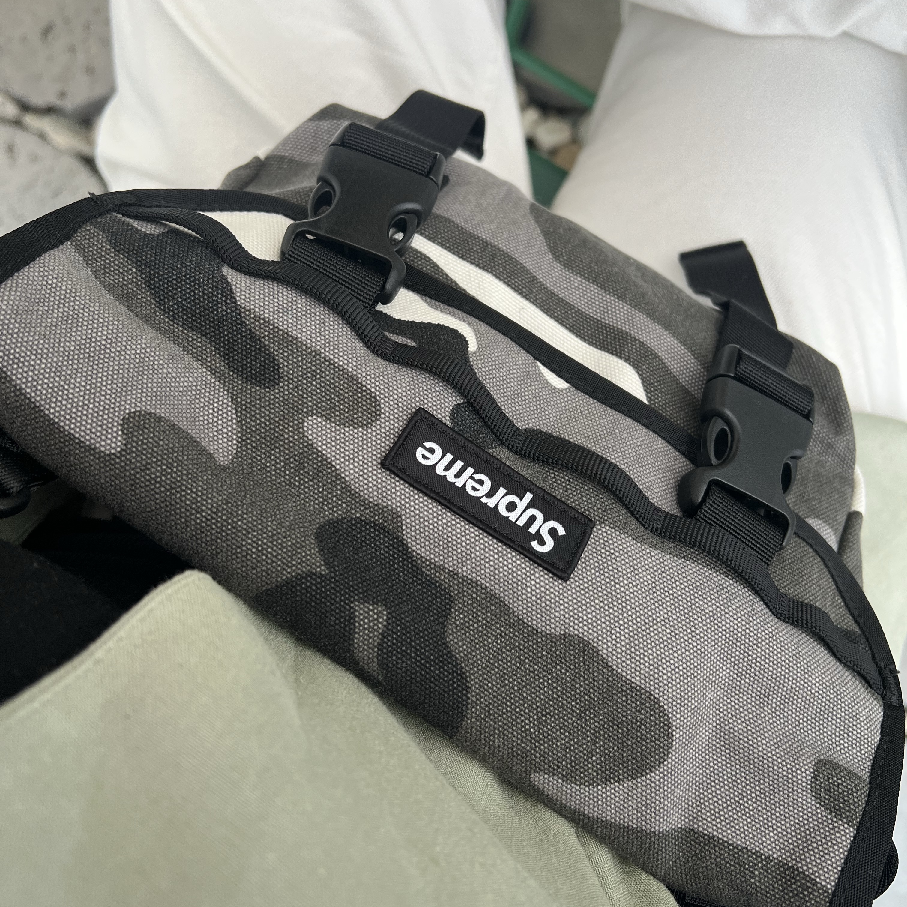 Supreme Mini Messenger Bag Snow Camo - 25SS 착용 스타일 - 1