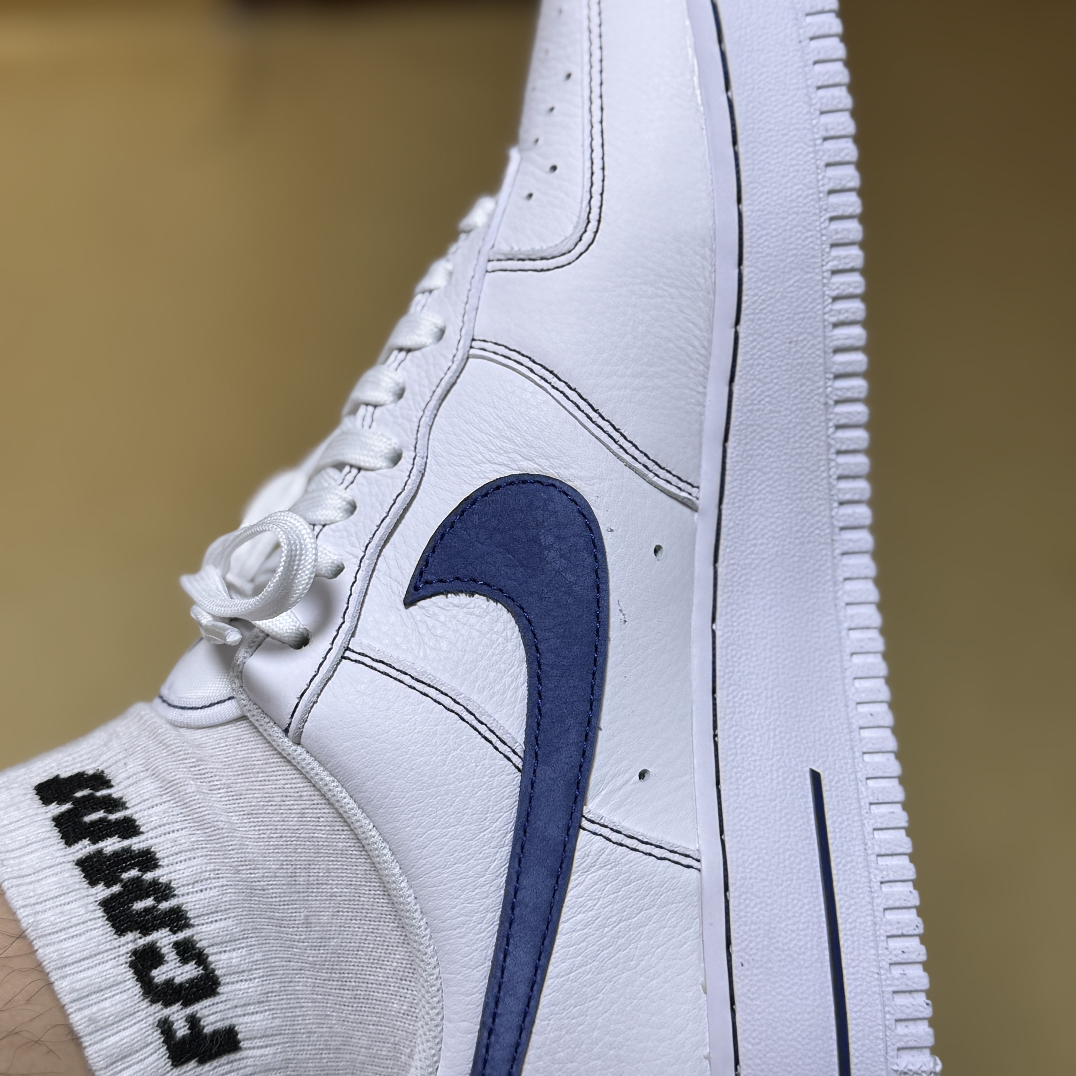 Nike Air Force 1 '07 LV8 White Deep Royal Blue 착용 스타일