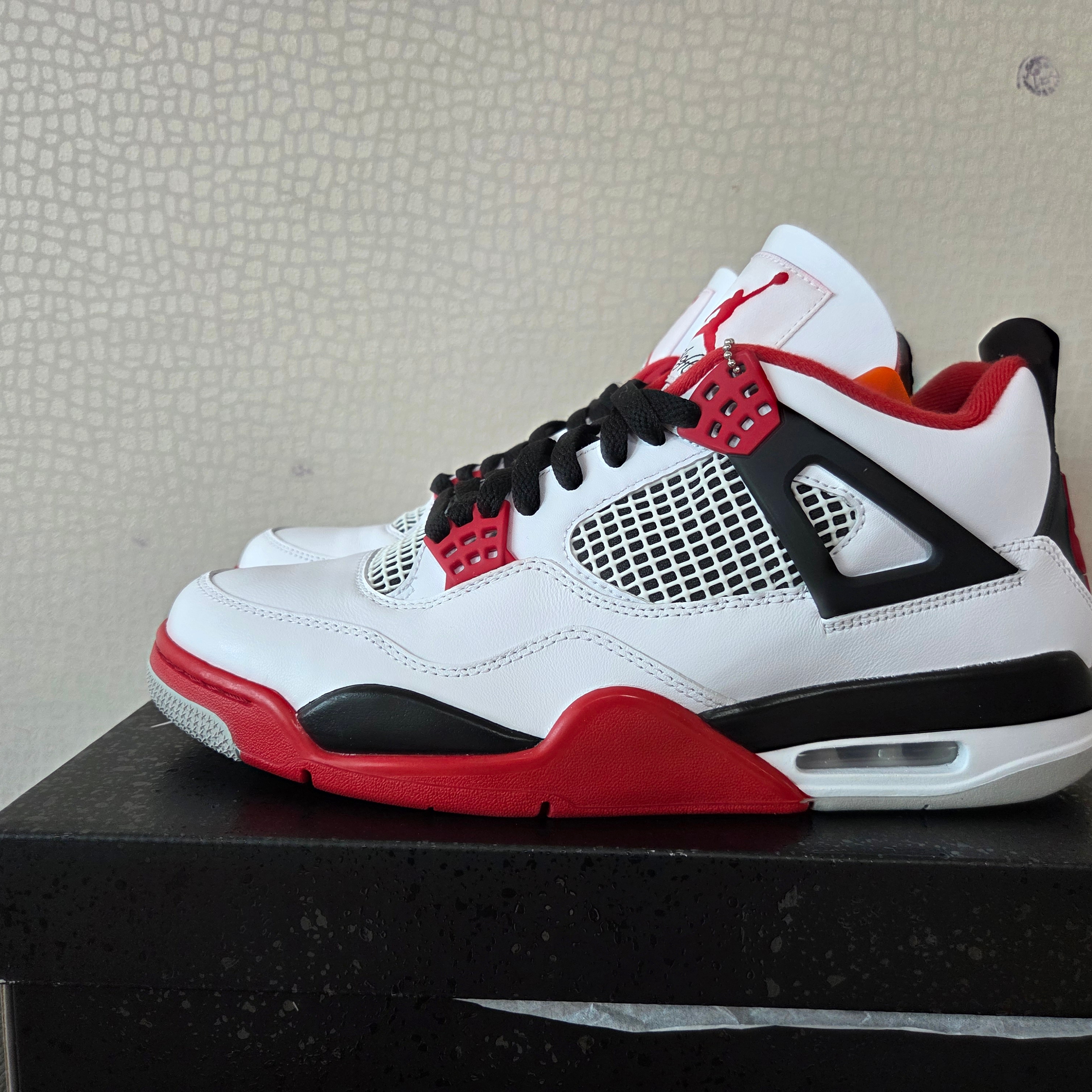 Jordan 4 Retro OG Fire Red 2020 착용 스타일 - 1