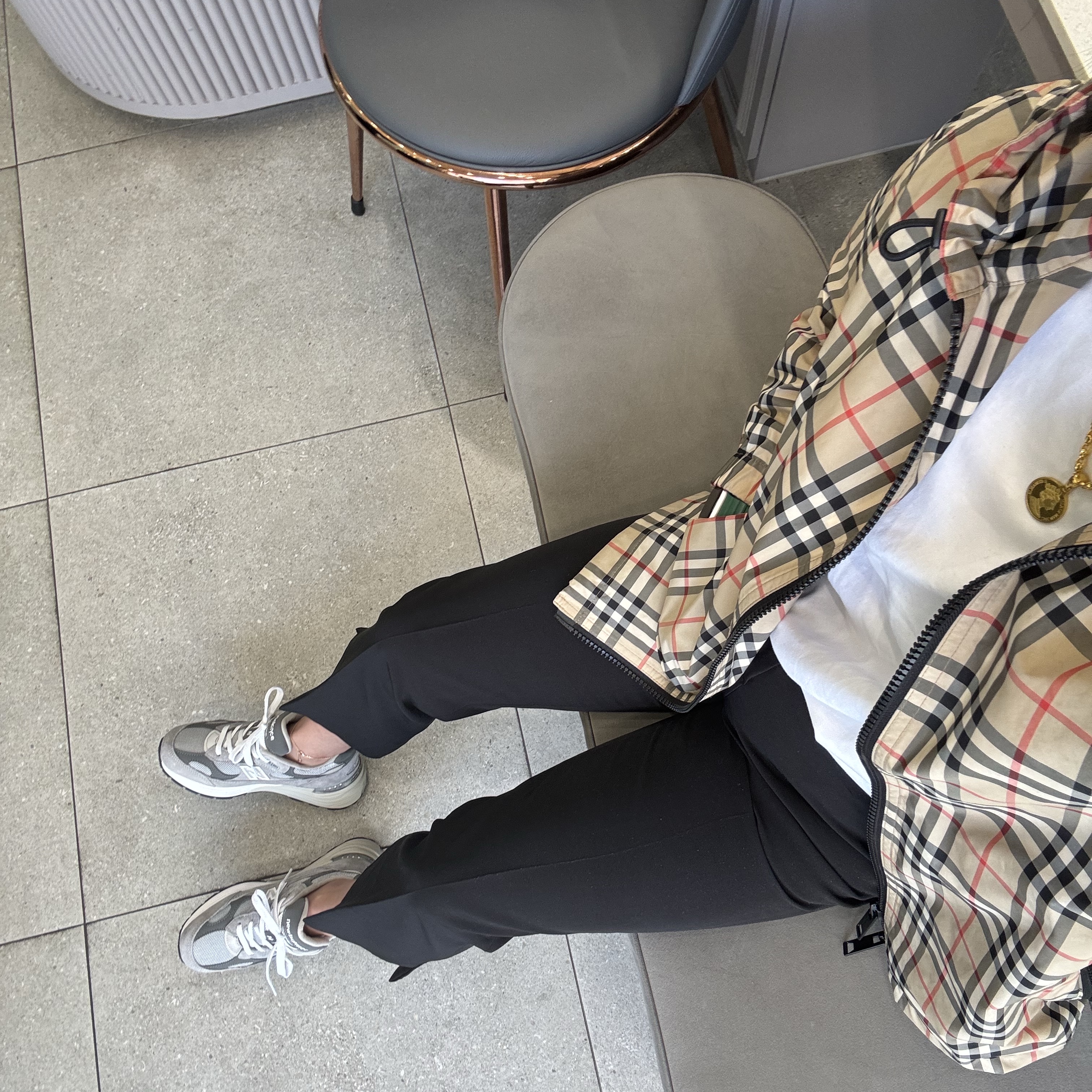 New Balance 992 Made in USA Core Grey Silver Metallic, Burberry Reversible Vintage Check Hooded Jacket Archive Beige 착용 스타일 - 1