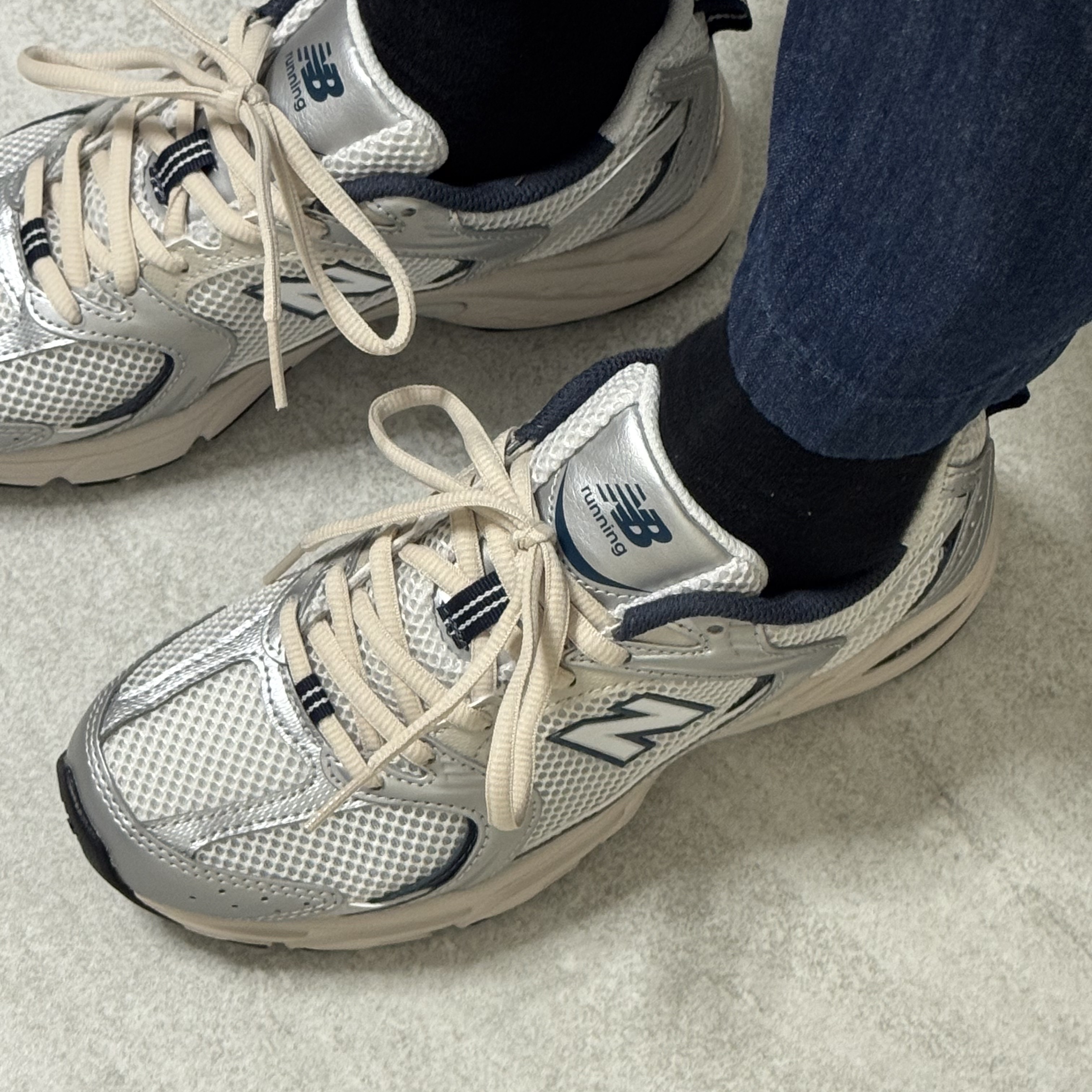 New Balance 530 Steel Grey 착용 스타일 - 1