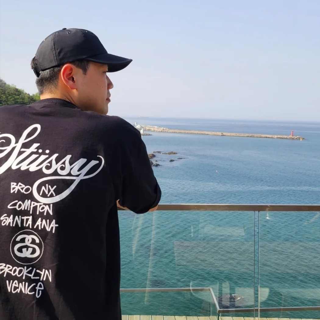 Stussy World Tour T-Shirt Black 2024,2025 착용 스타일
