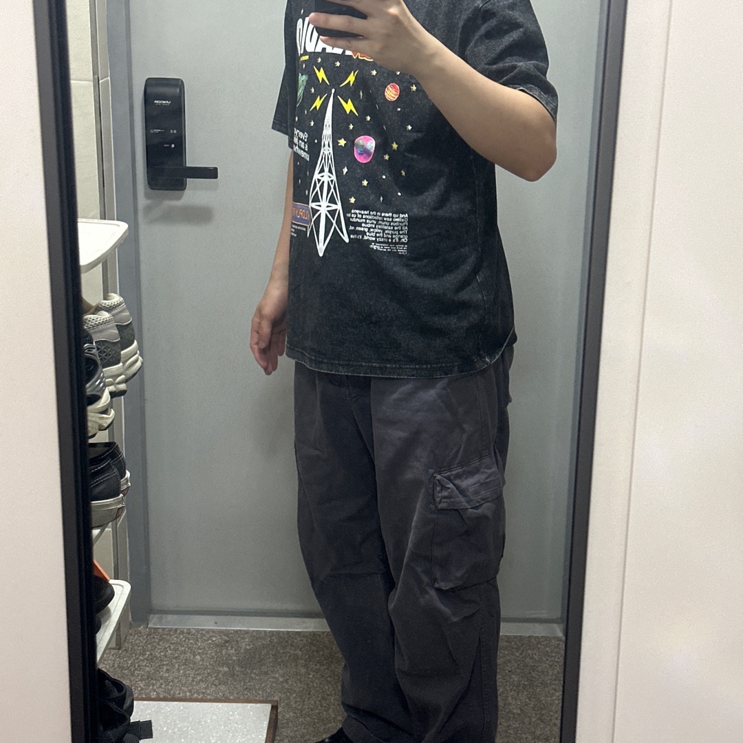 Coldplay Alien Radio T-Shirt Charcoal 착용 스타일
