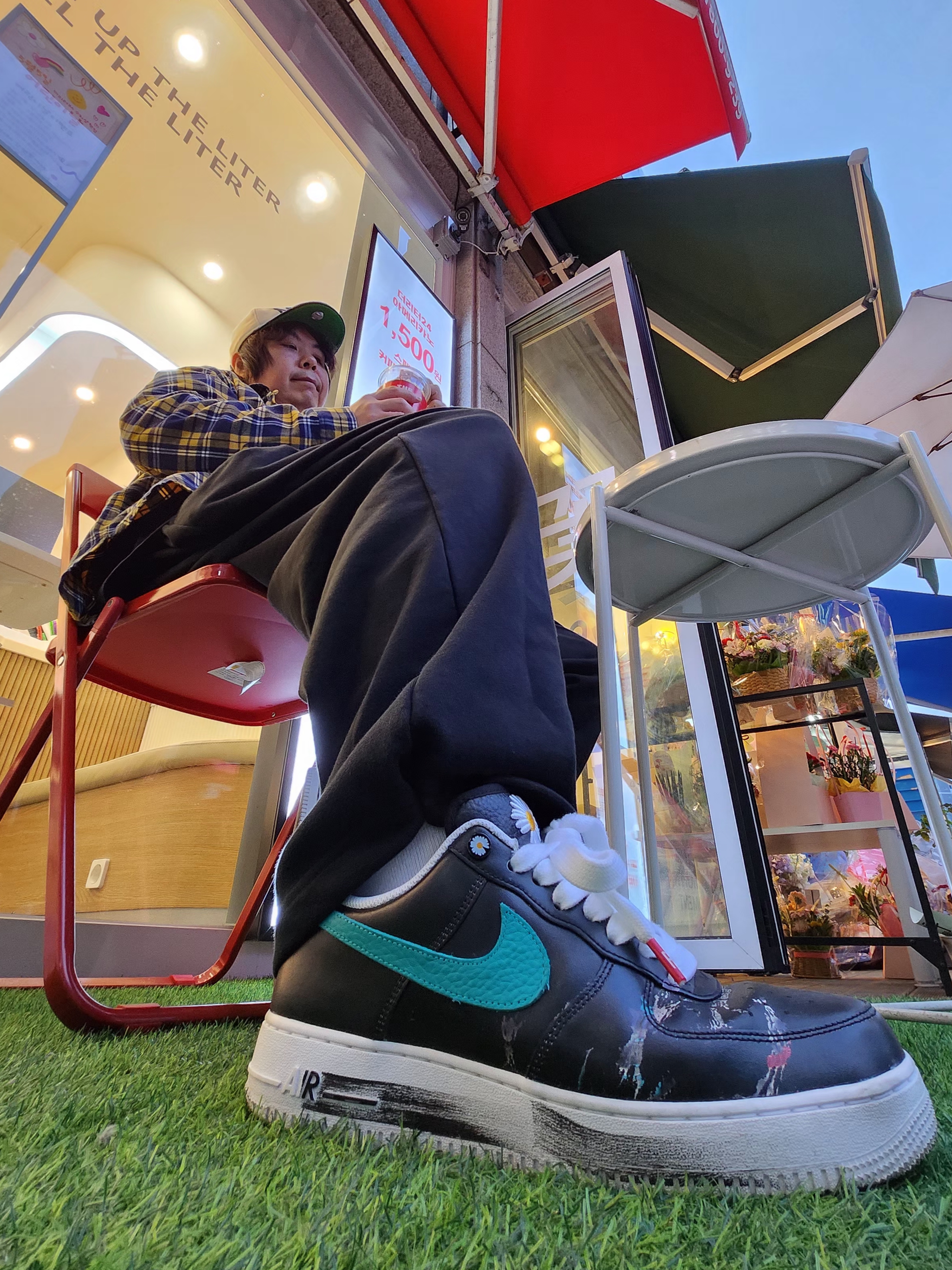 Nike x Peaceminusone Air Force 1 Low Para-Noise 3.0 Black and Multicolor, Yeezy Gap Engineered By Balenciaga Logo Long Sleeve T-Shirt Black 착용 스타일 - 1
