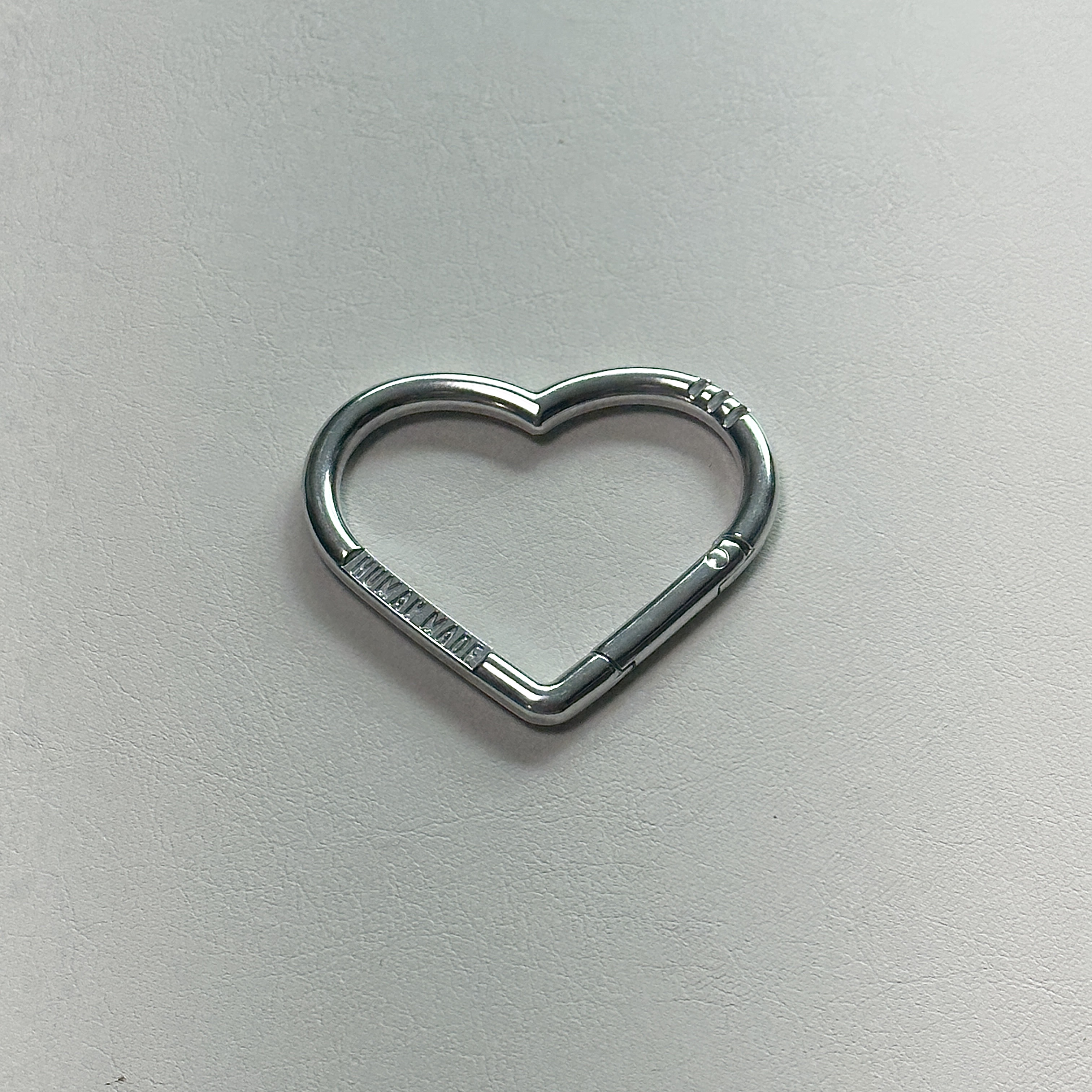 Human Made Heart Carabiner Silver, Human Made Military Card Case Black 착용 스타일 - 1