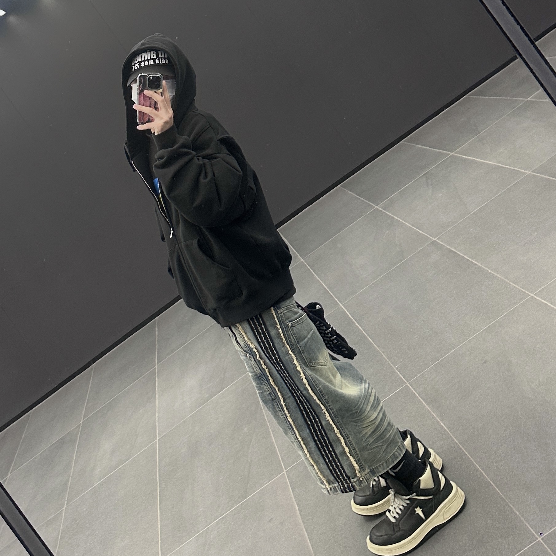 Converse x Drkshdw Turbowpn Black Cream, Balenciaga Support Ukraine LS T-Shirt Black 착용 스타일 - 2