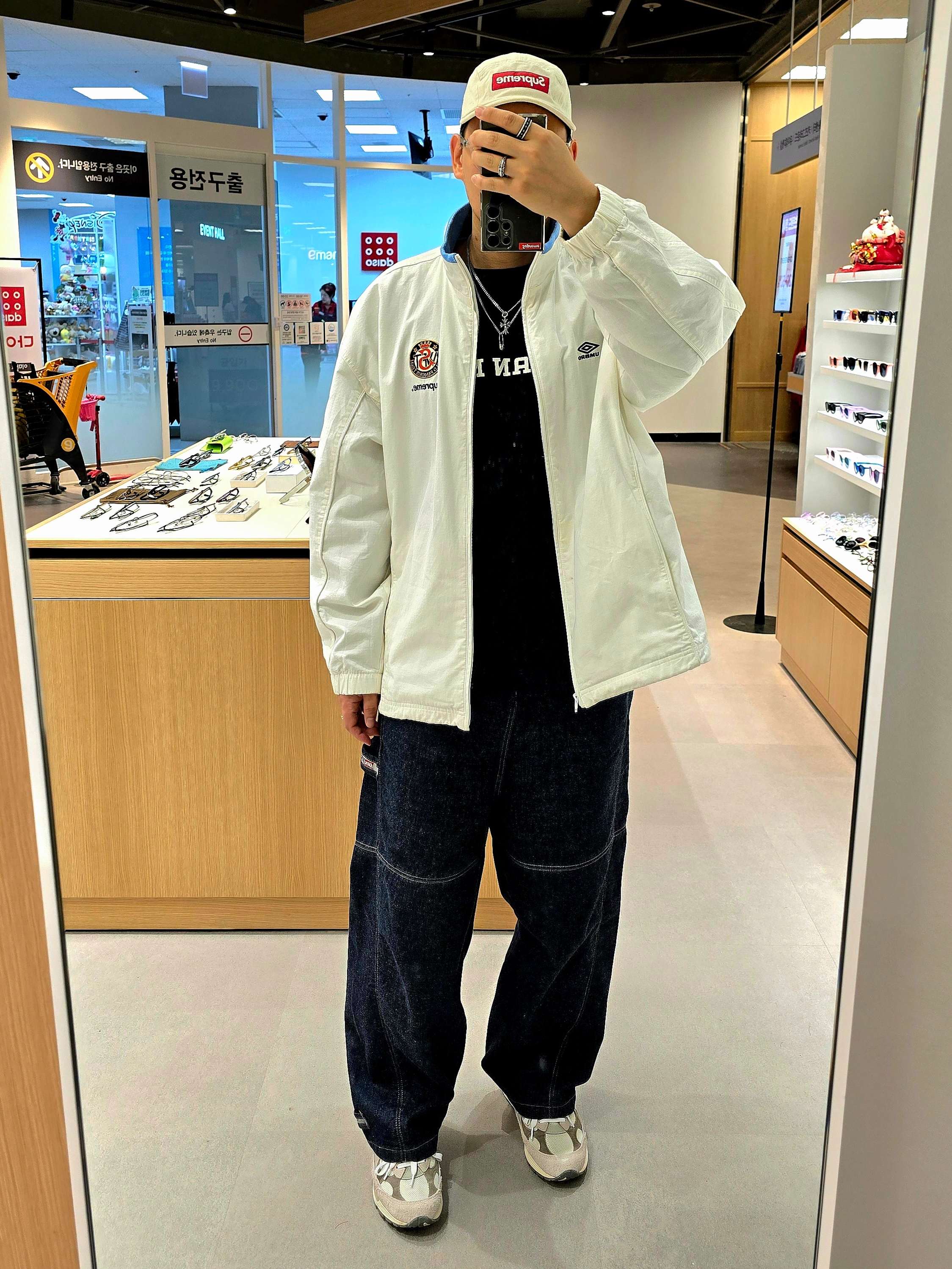 Supreme x Umbro Cotton Ripstop Track Jacket White - 23FW, New Balance 992 Made in USA Moonrock Mushroom 착용 스타일