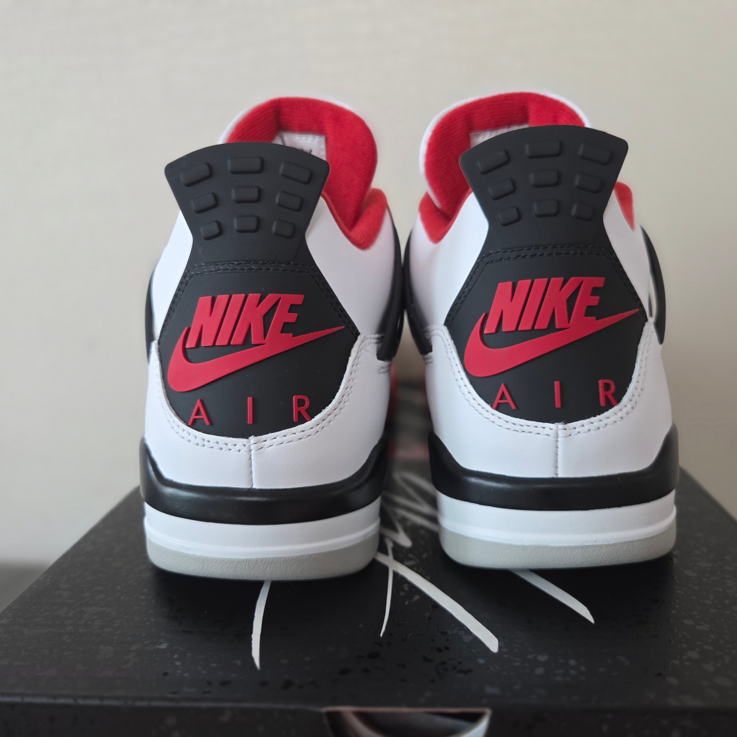 Jordan 4 Retro OG Fire Red 2020 착용 스타일 - 4