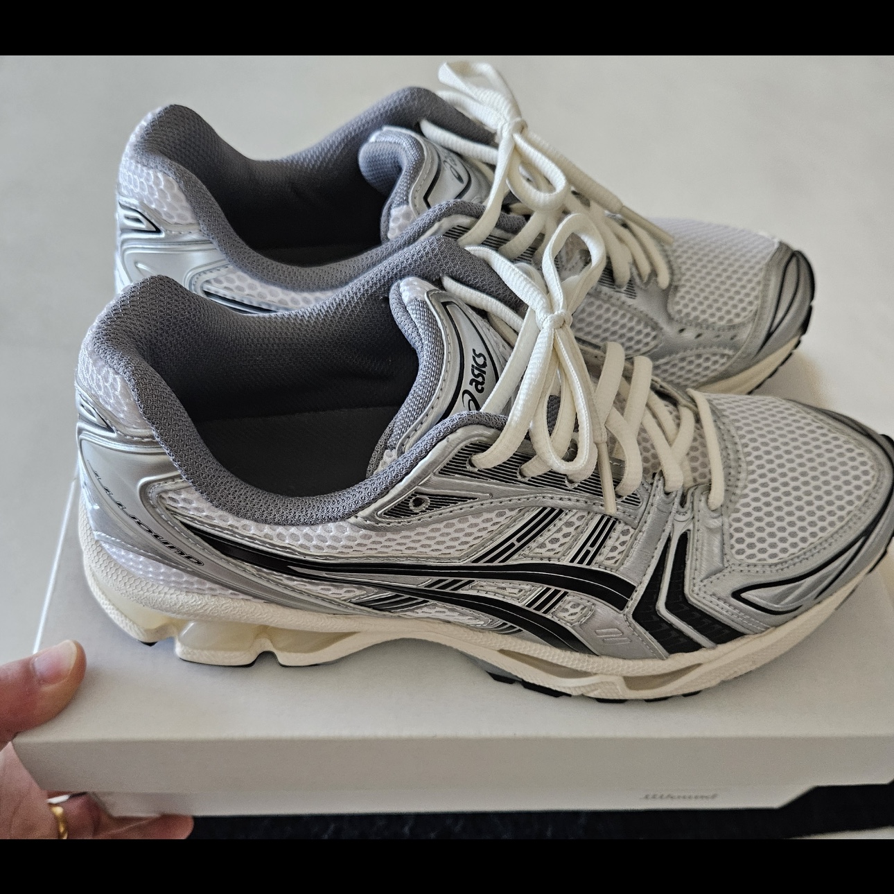 Asics x JJJJound Gel-Kayano 14 Silver Black 착용 스타일 - 2