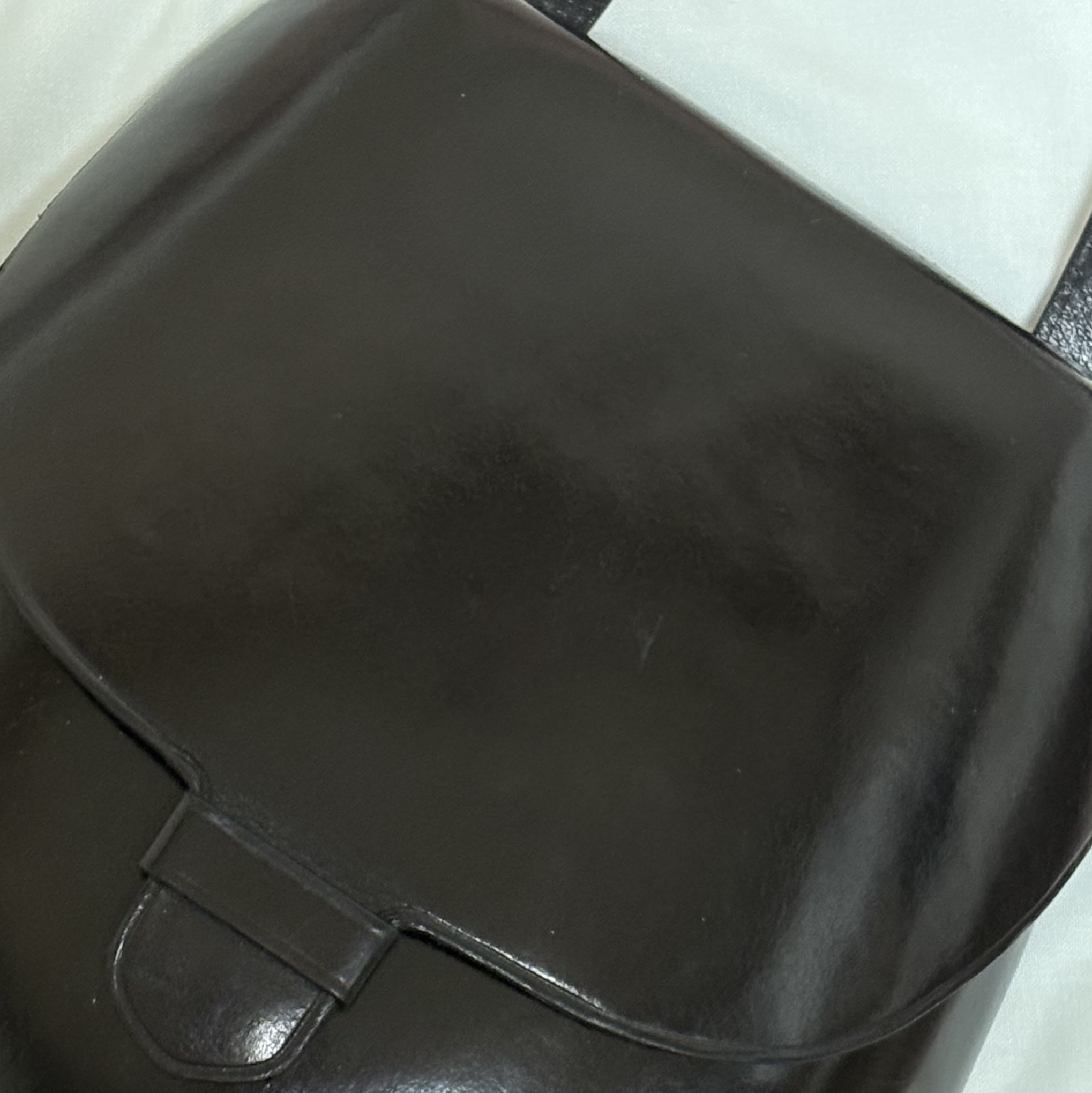 Lemaire Vegetable Tanned Leather Il Bussetto For Lemaire Small Cartridge Bag Black 착용 스타일