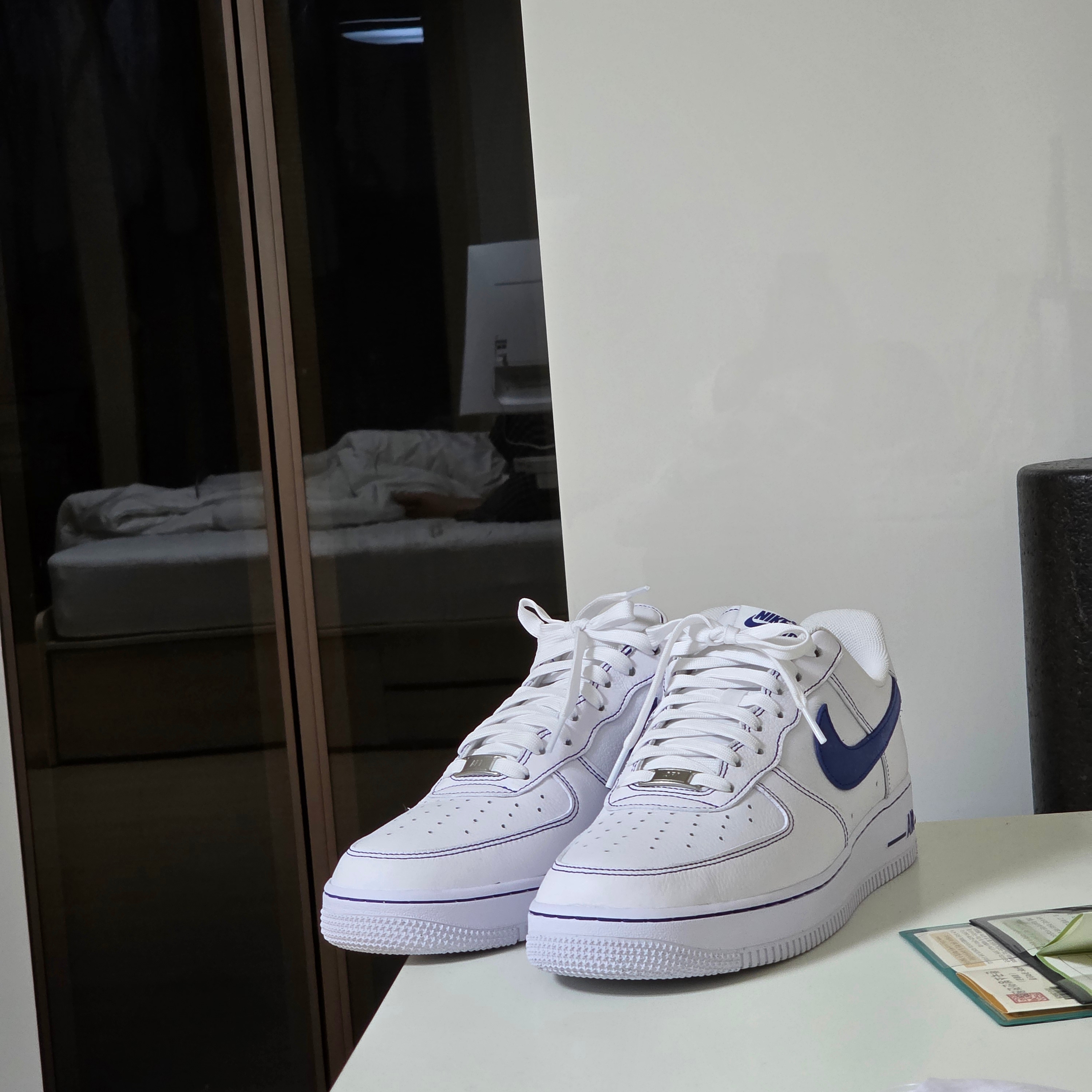 Nike Air Force 1 '07 LV8 White Deep Royal Blue 착용 스타일