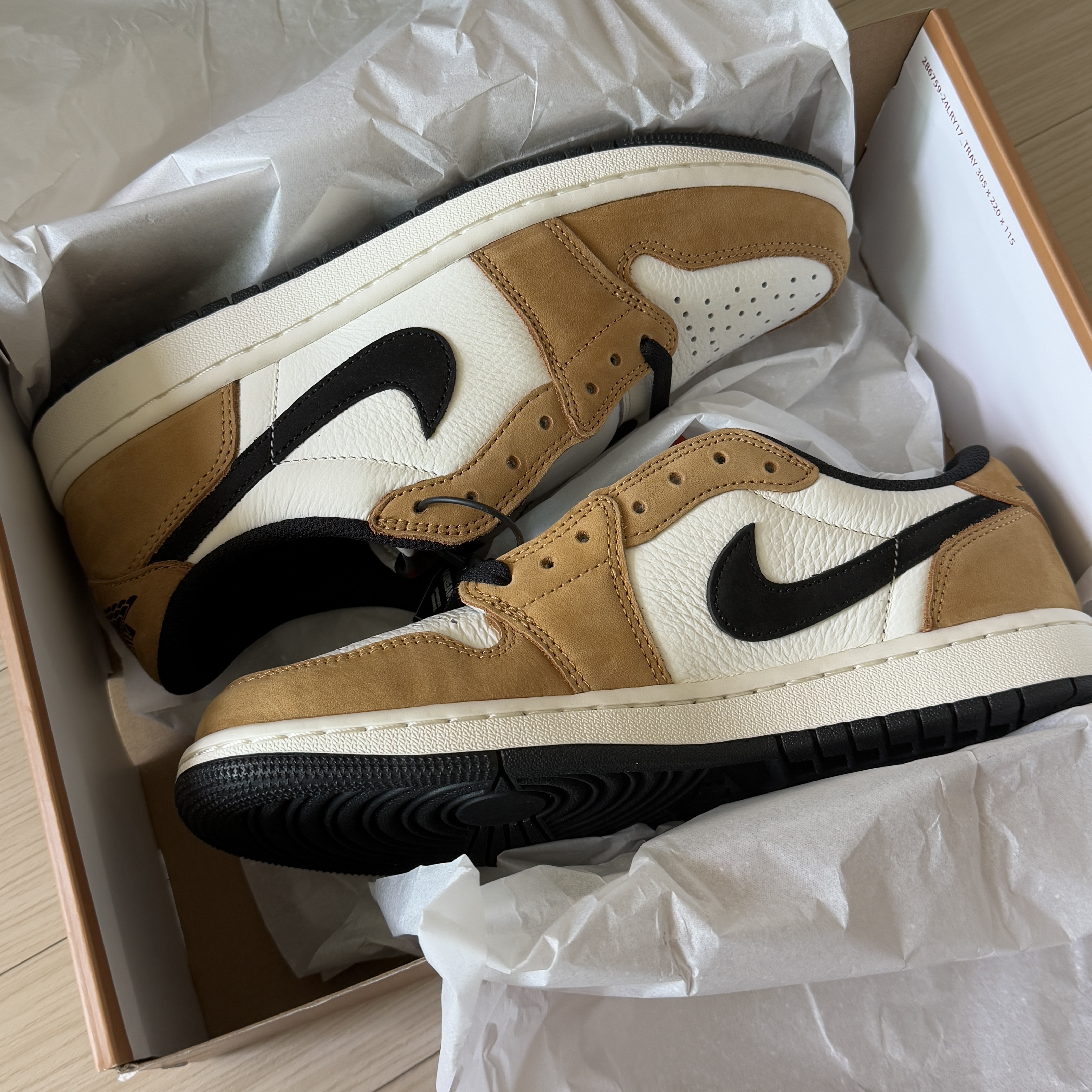 Jordan 1 Low OG Sail and Golden Harvest 착용 스타일 - 2