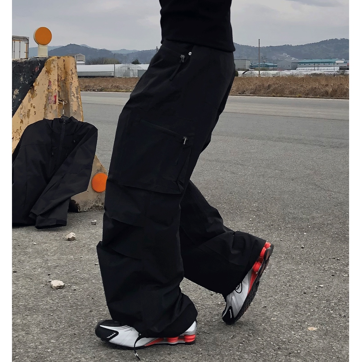 Nike Shox R4 Metallic Silver Red 착용 스타일 - 2