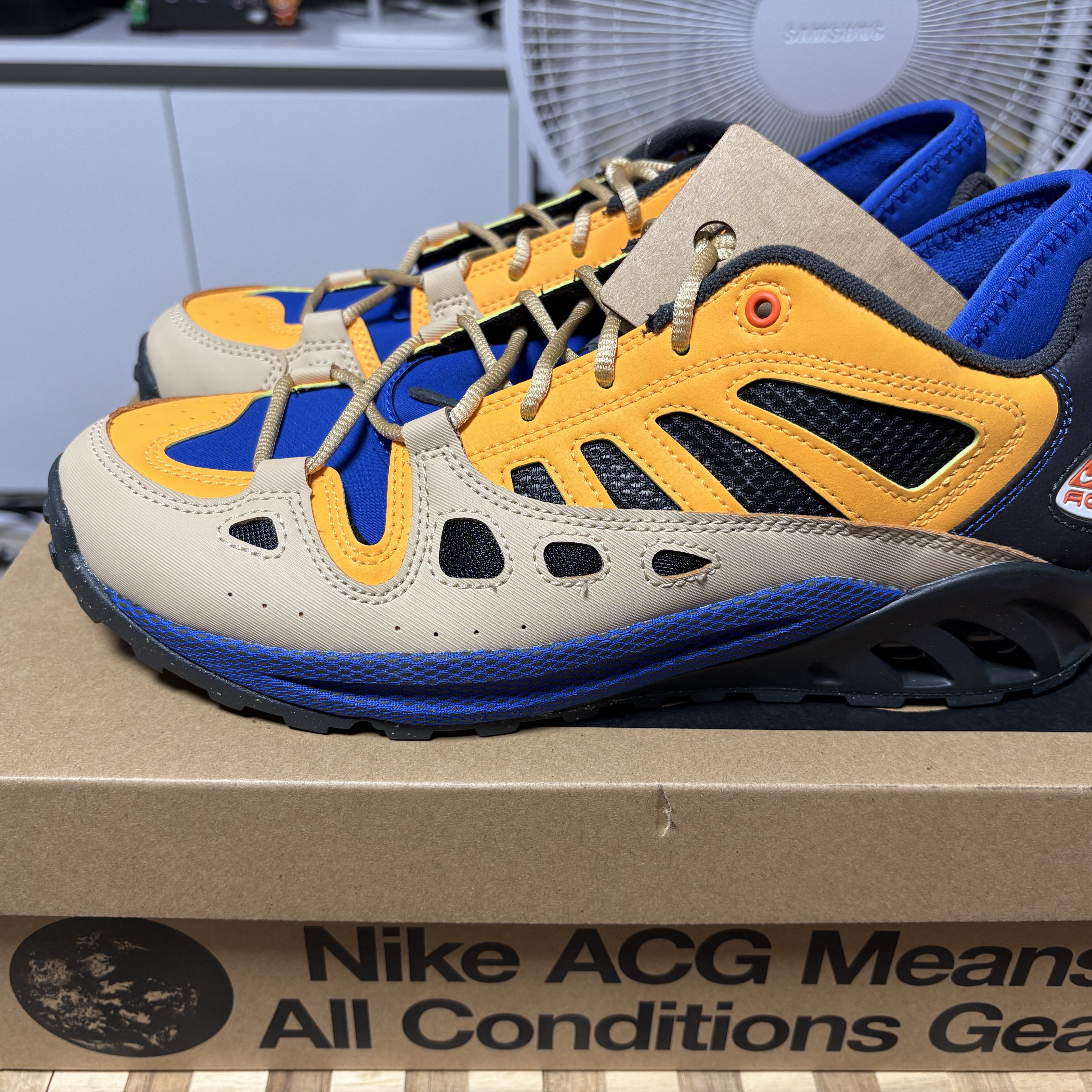 Nike ACG Air Exploraid Sesame and Laser Orange 착용 스타일 - 1