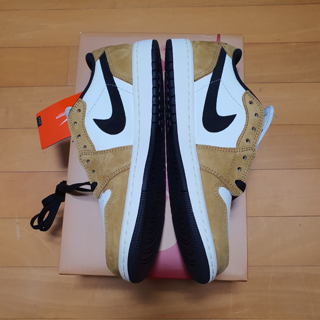 Jordan 1 Low OG Sail and Golden Harvest 착용 스타일
