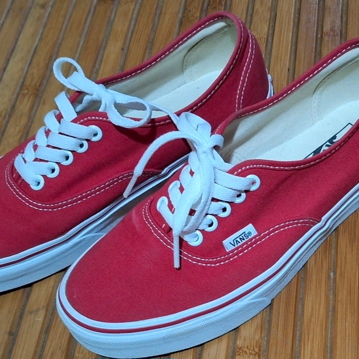 Tommy Hilfiger Logo T-Shirt White, Vans Authentic Red 착용 스타일 - 2