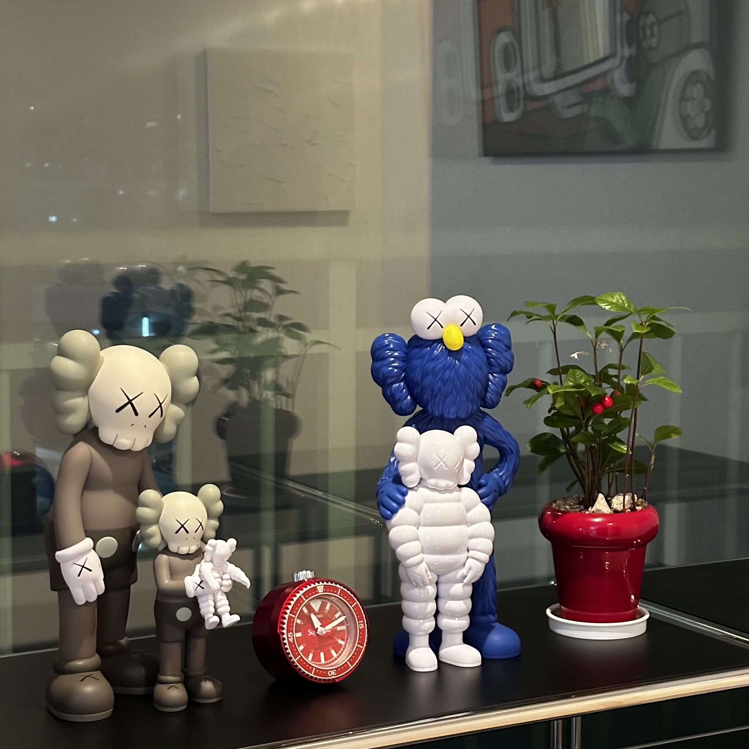 Kaws Family Vinyl Figure Brown Blue White 착용 스타일