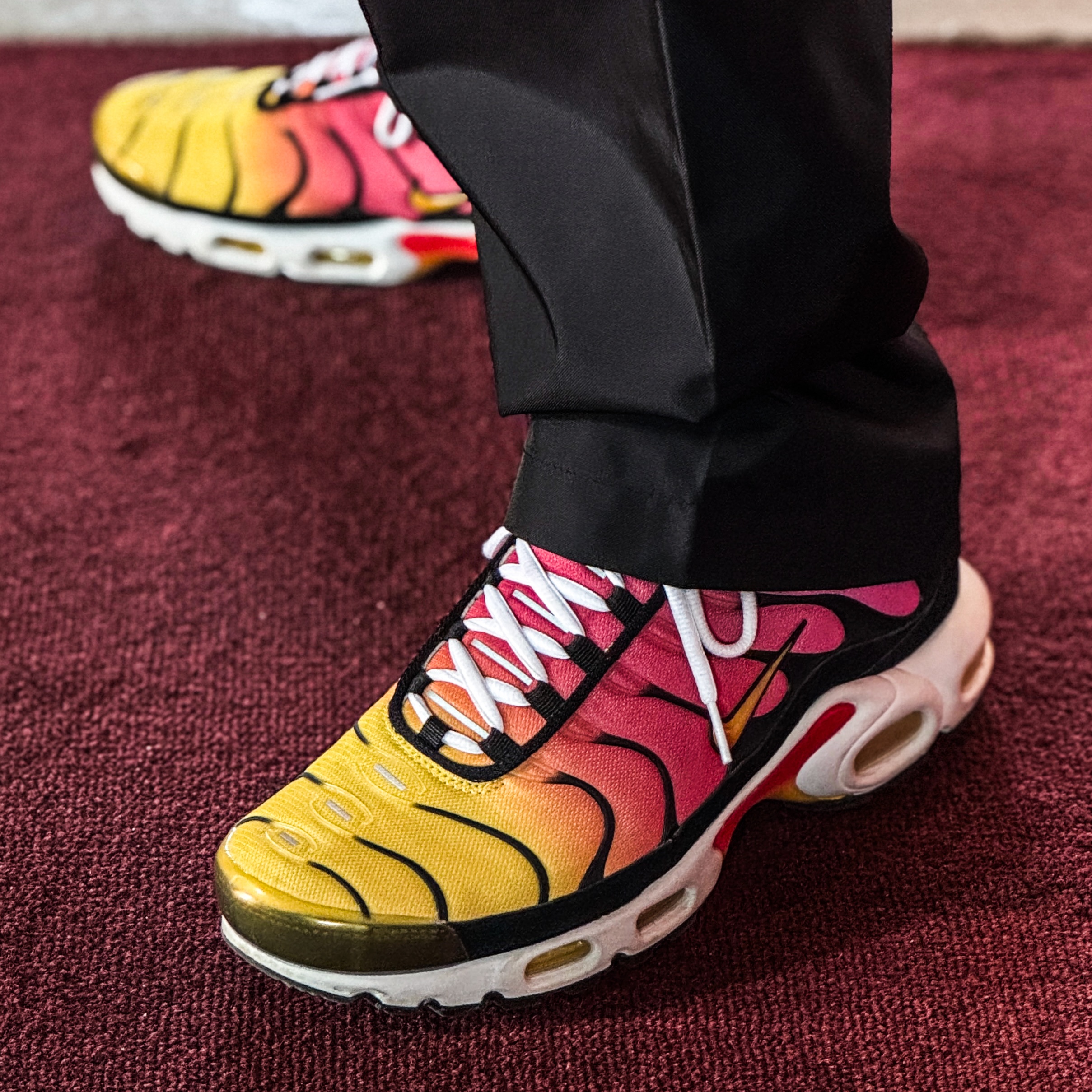 Nike Air Max Plus Gold and Raspberry Red, Yeezy Gap Cordura Cargo Pant Black 착용 스타일 - 2