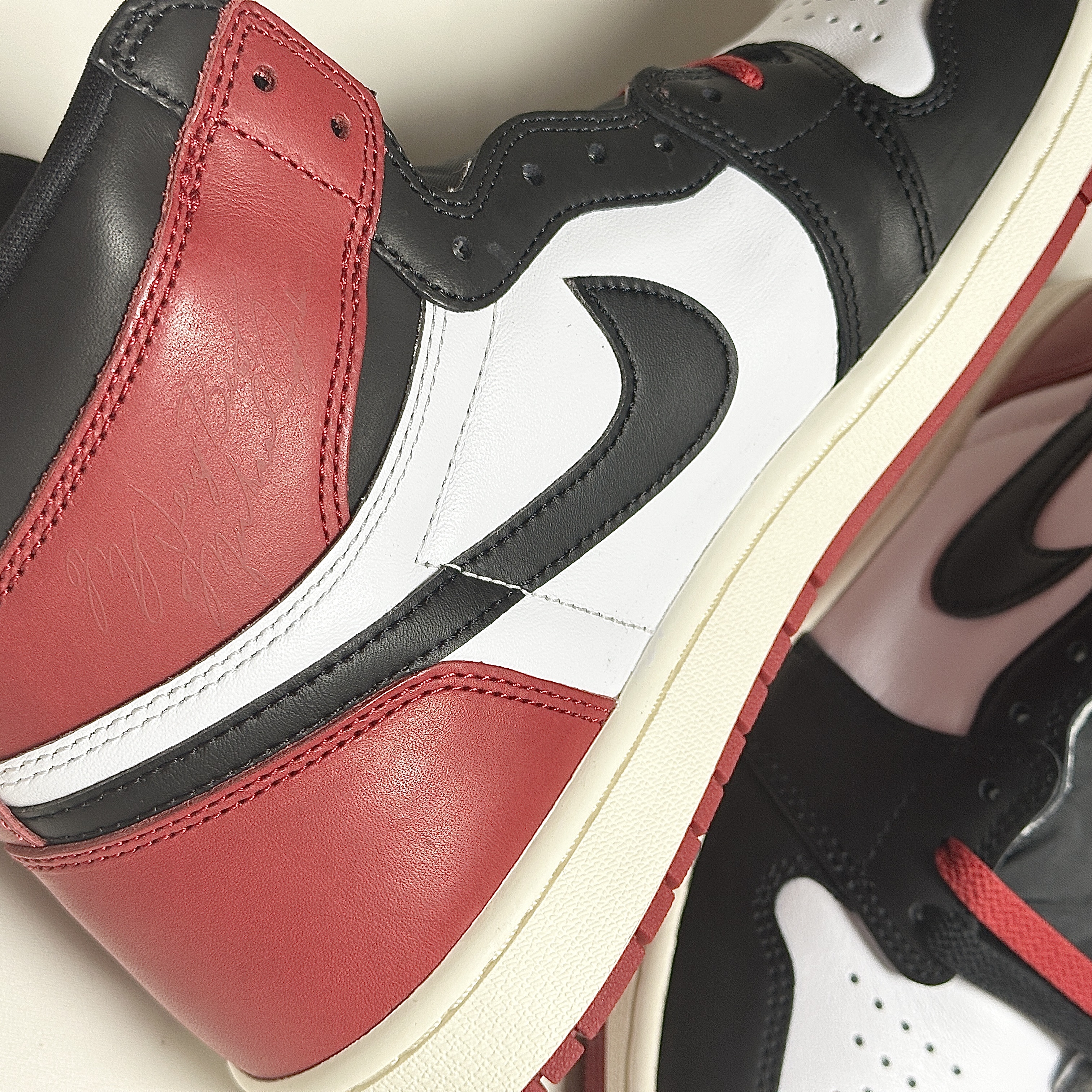 Jordan 1 Retro High OG Black Toe 착용 스타일 - 5