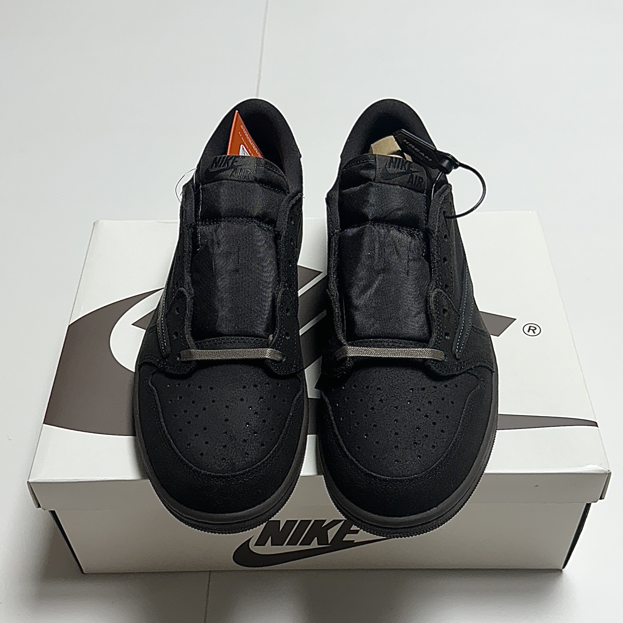 Jordan 1 x Travis Scott Retro Low OG SP Velvet Brown and Dark Mocha 착용 스타일 - 1