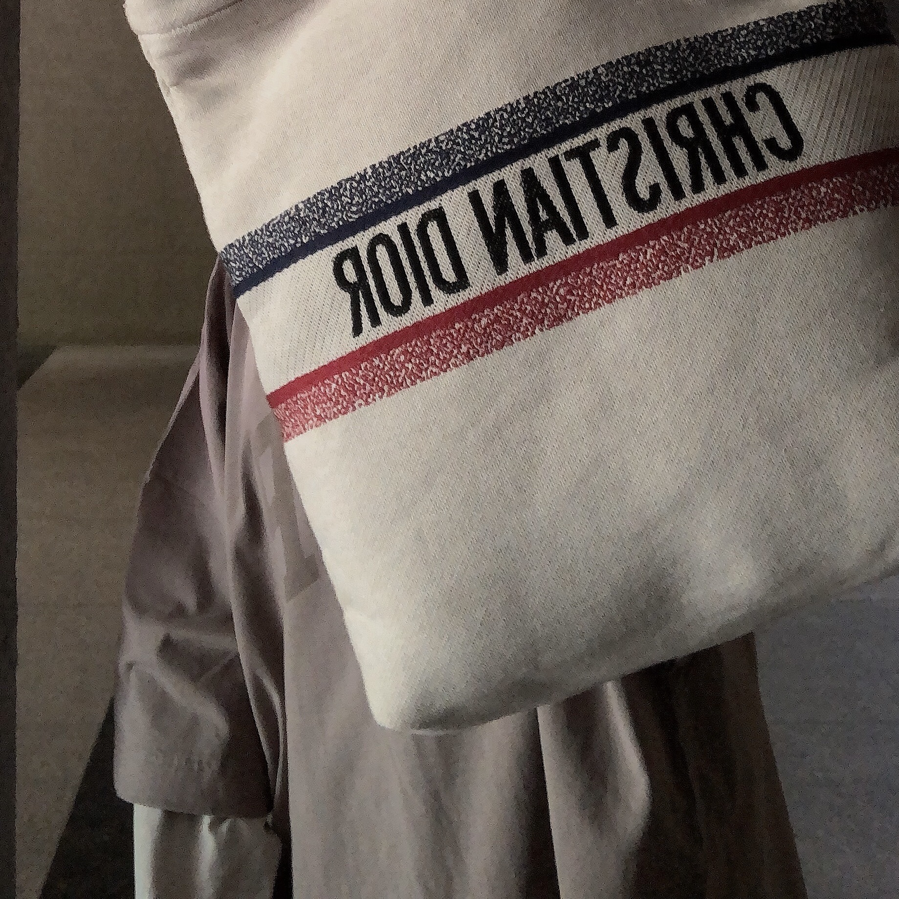 Dior Medium Dior Book Tote Ecru Multicolor 4 Saisons Printemps Soleil, Yeezy Gap Engineered By Balenciaga Dove 3/4 Sleeve T-Shirt Beige 착용 스타일 - 1
