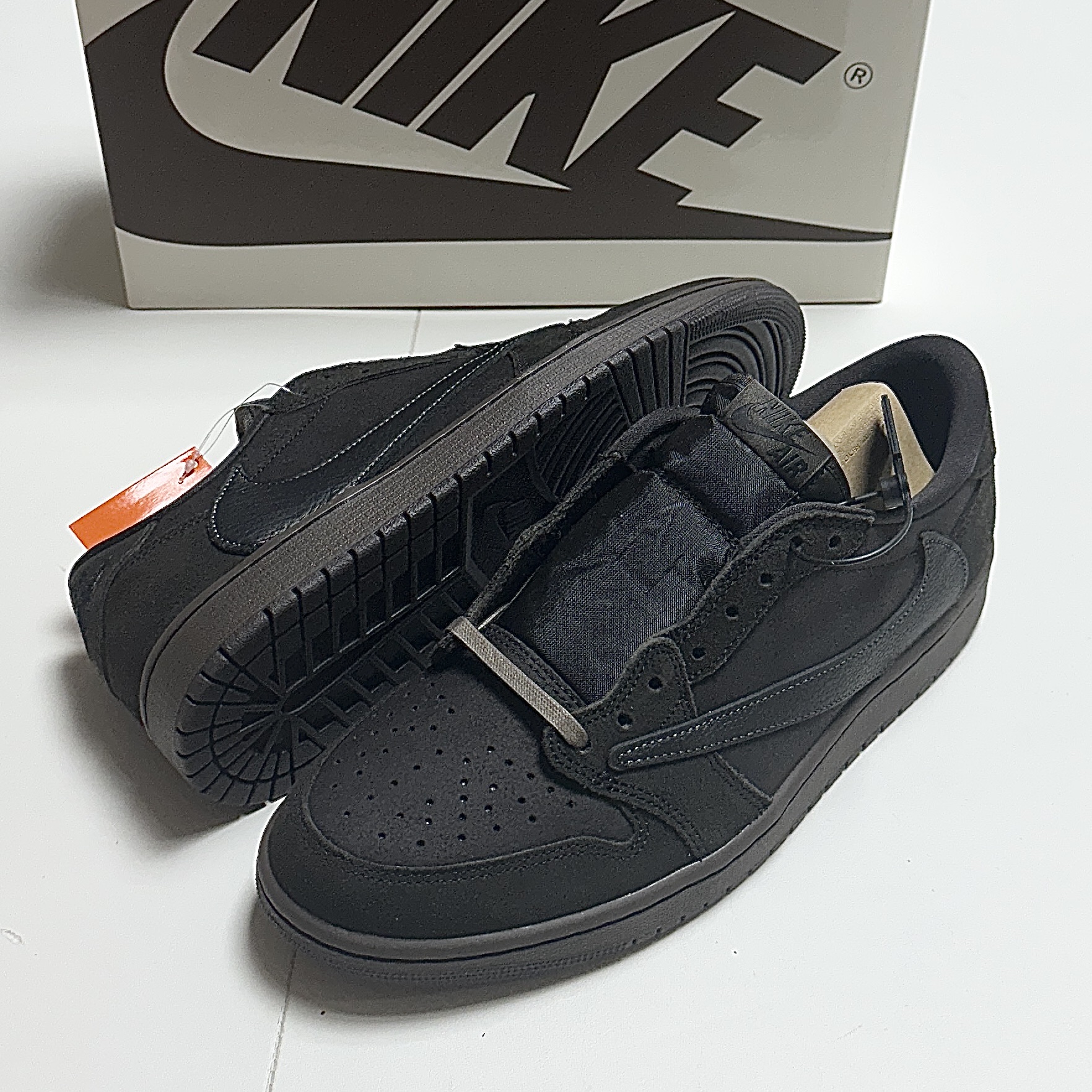 Jordan 1 x Travis Scott Retro Low OG SP Velvet Brown and Dark Mocha 착용 스타일 - 3