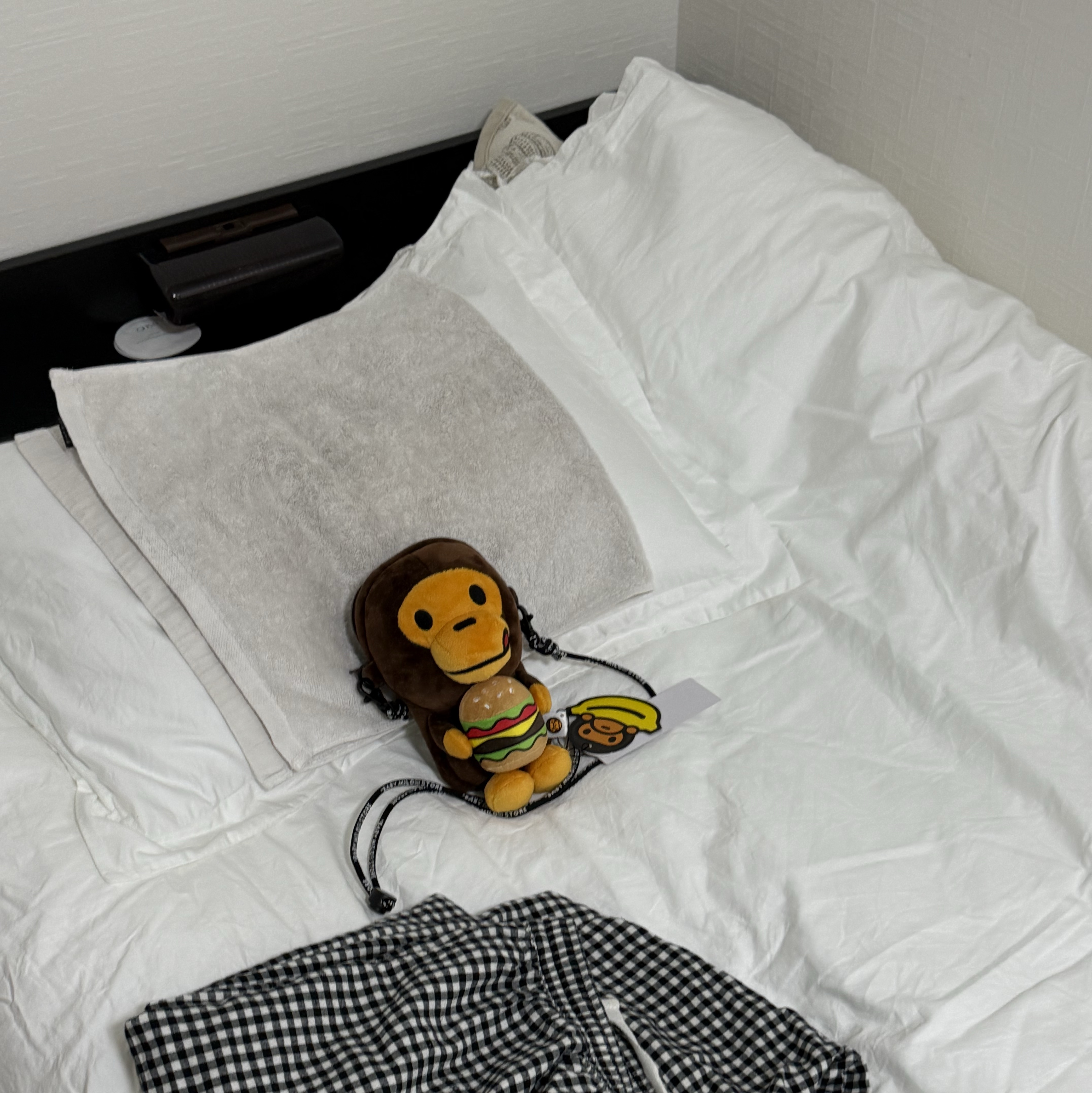 BAPE Baby Milo Mobile Bag 1 Brown, BAPE Baby Milo T-Shirt Navy 착용 스타일 - 3