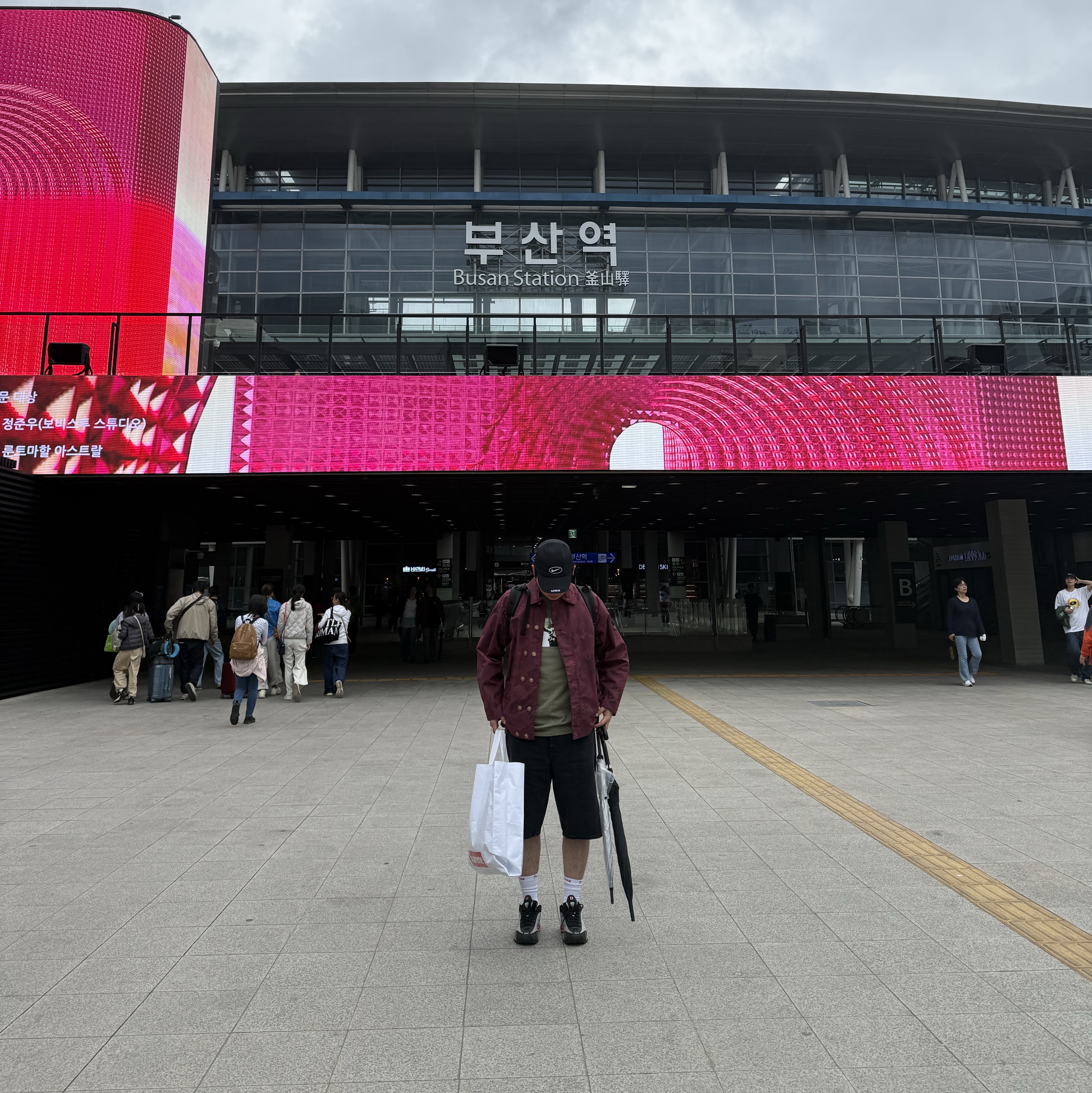Supreme x Nike Running Hat Black - 25SS, Supreme x Stone Island Reactive Ice Camo Ripstop Jacket Red - 22SS 착용 스타일 - 1