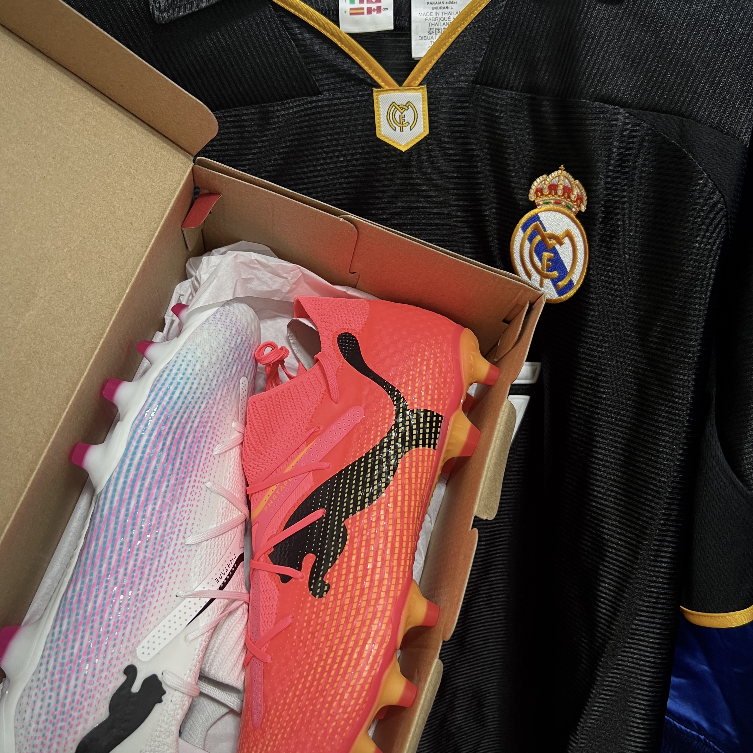 Puma Future 7 Pro FG/AG White Black Poison Pink, Puma Future 7 Pro FG/AG Sunset Glow Black Sun Stream 착용 스타일