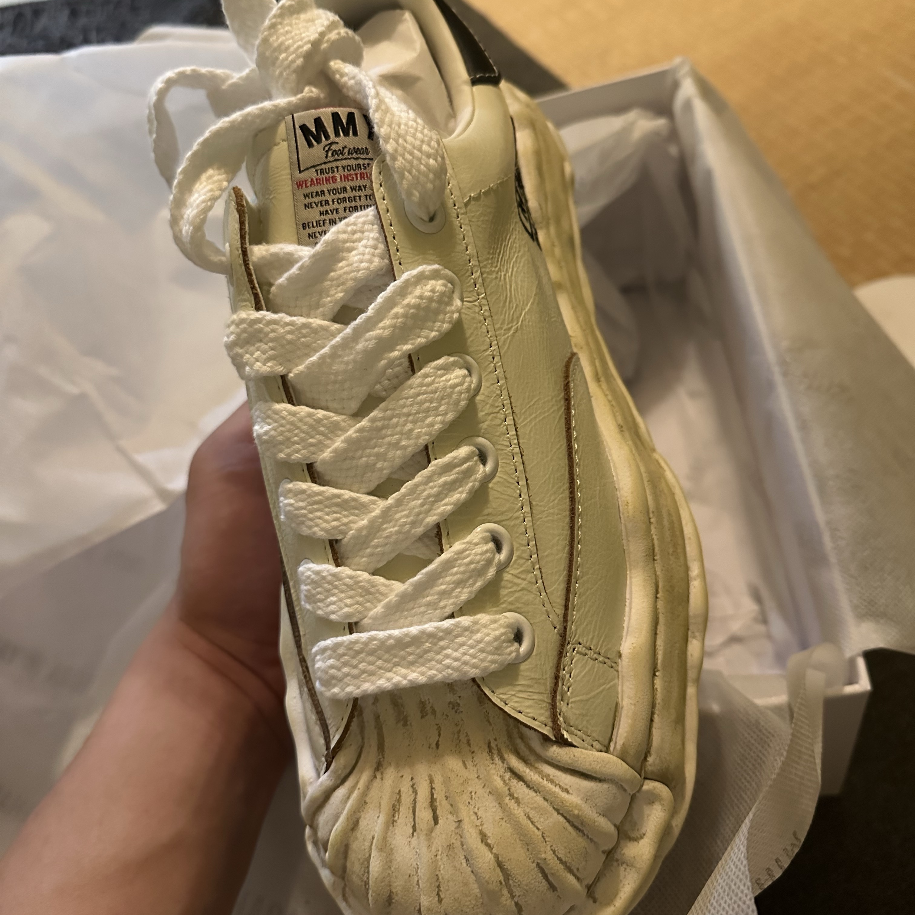 Maison Mihara Yasuhiro Blakey OG Sole Wrinkled Leather Low-top Sneakers White 착용 스타일 - 1