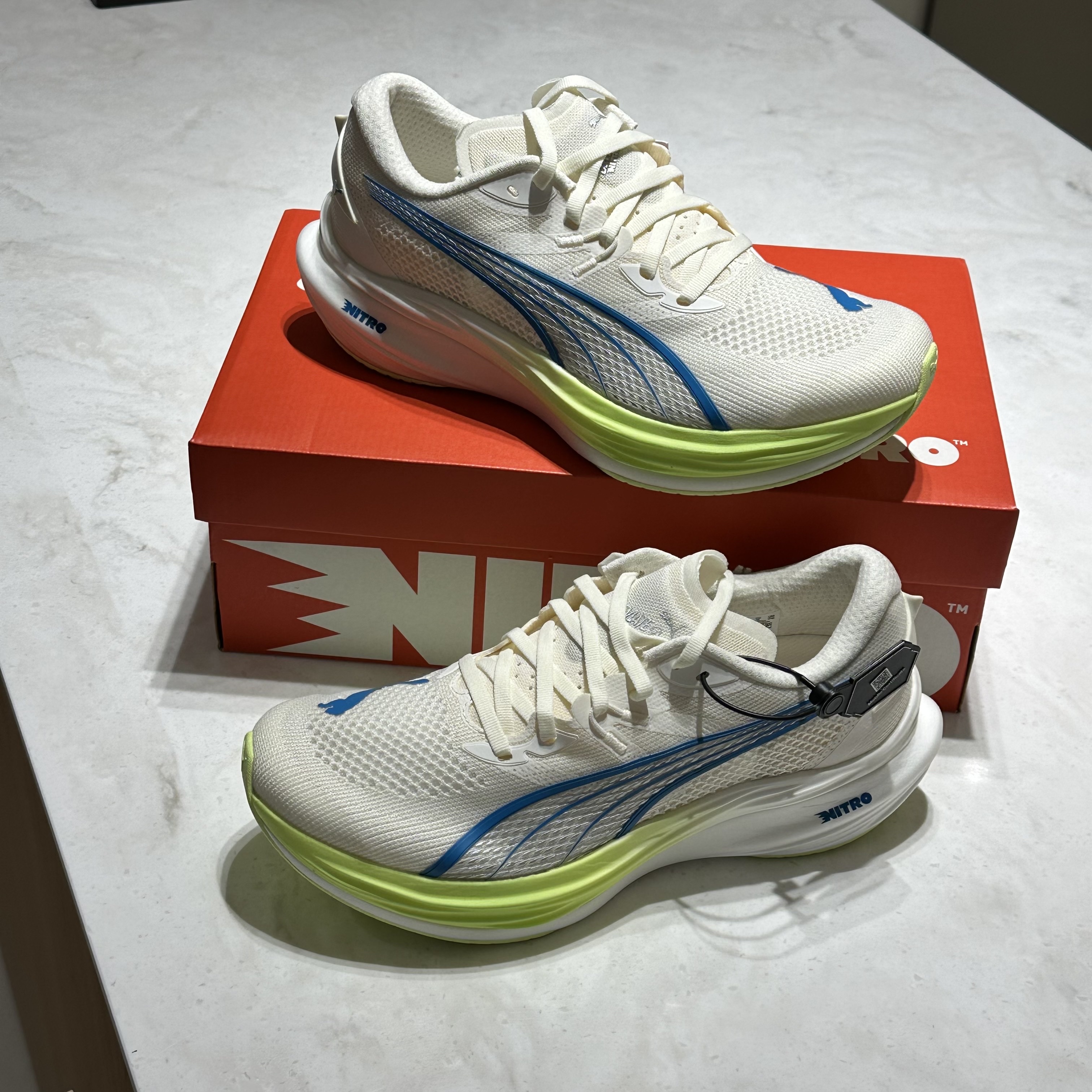 Puma Deviate Nitro 3 Wide Frosted Ivory Tropical Blue 착용 스타일 - 1