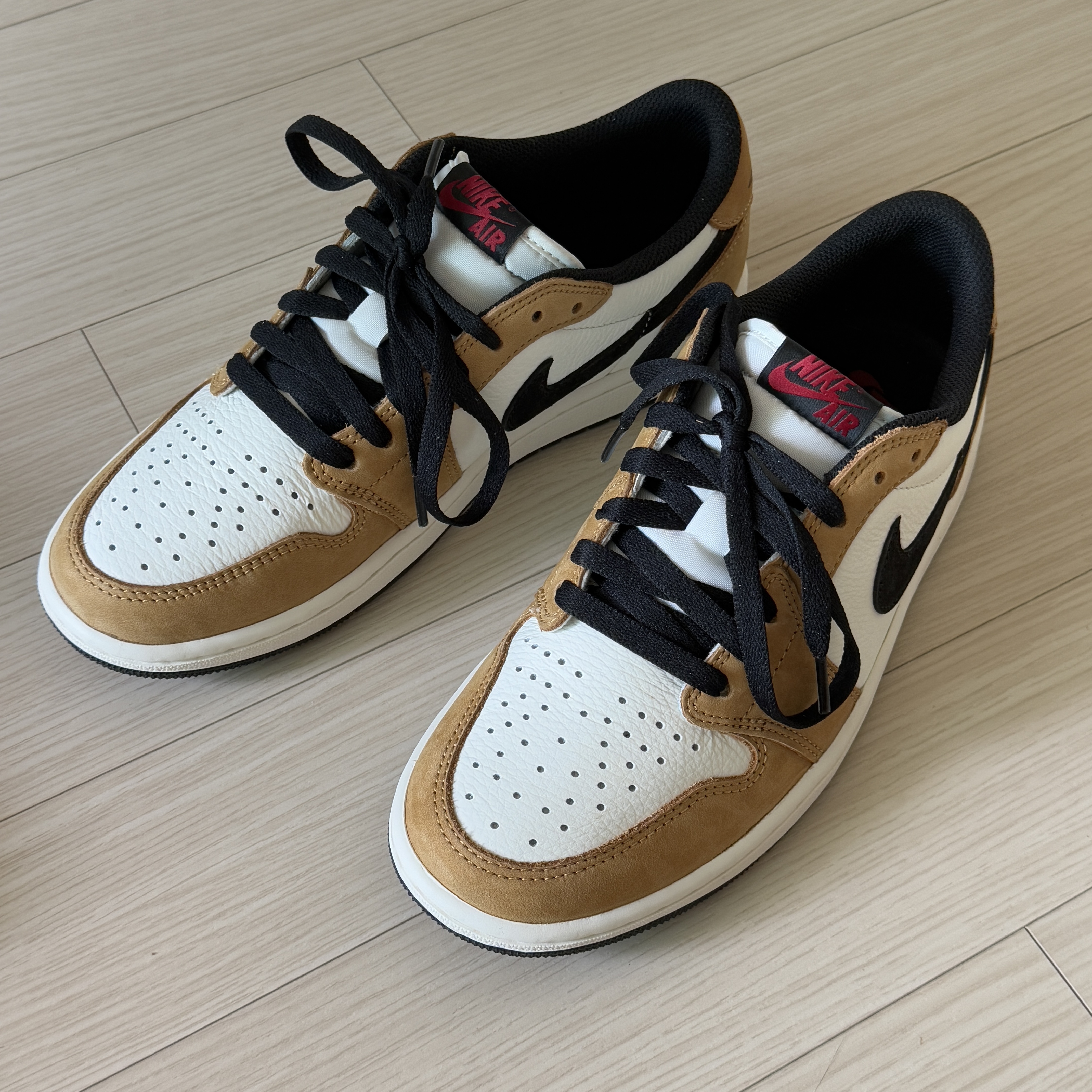Jordan 1 Low OG Sail and Golden Harvest 착용 스타일 - 1