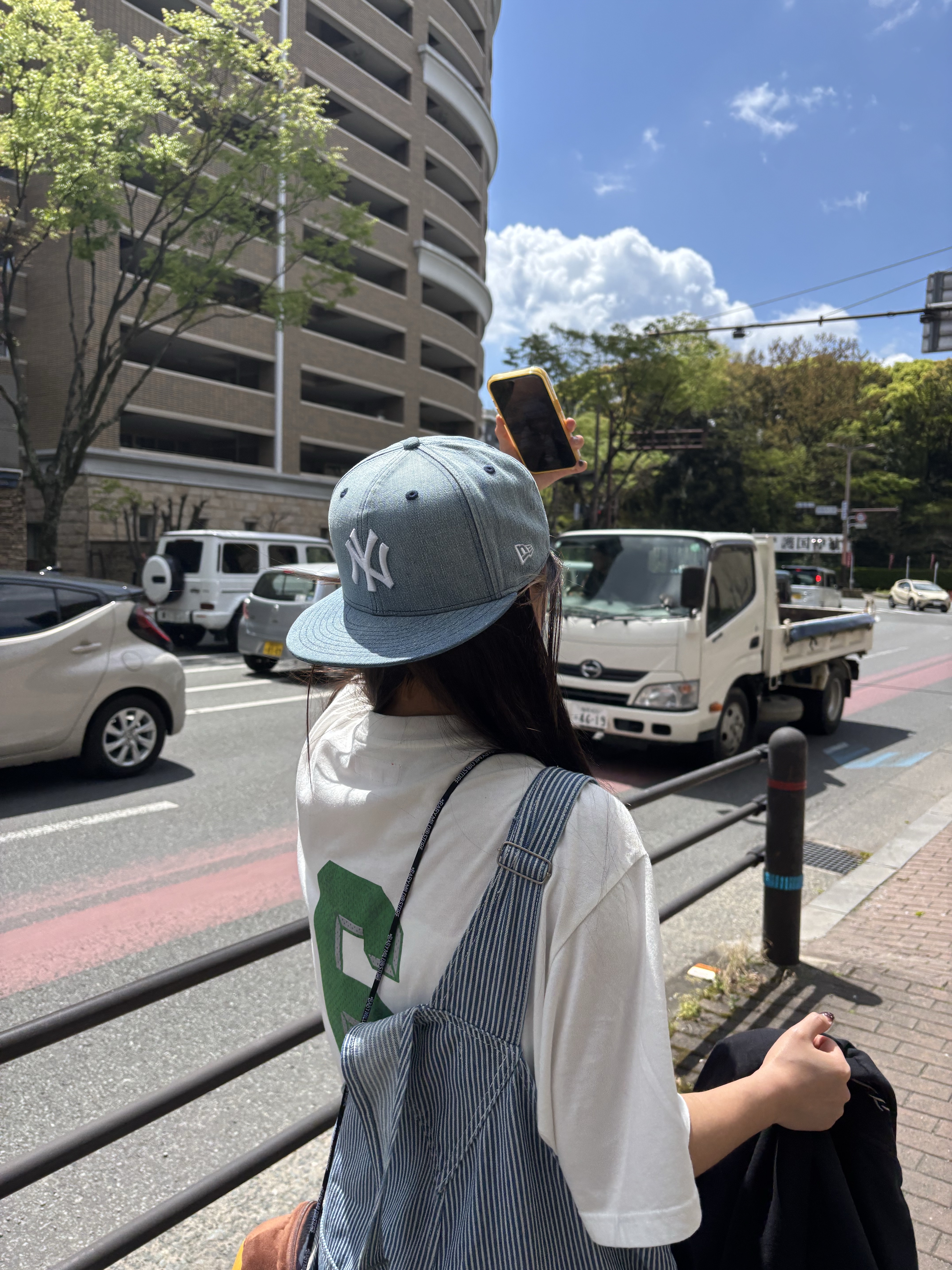 Supreme Flocked Washed S/S Top White - 25SS, BAPE Baby Milo Mobile Bag Brown 착용 스타일 - 1