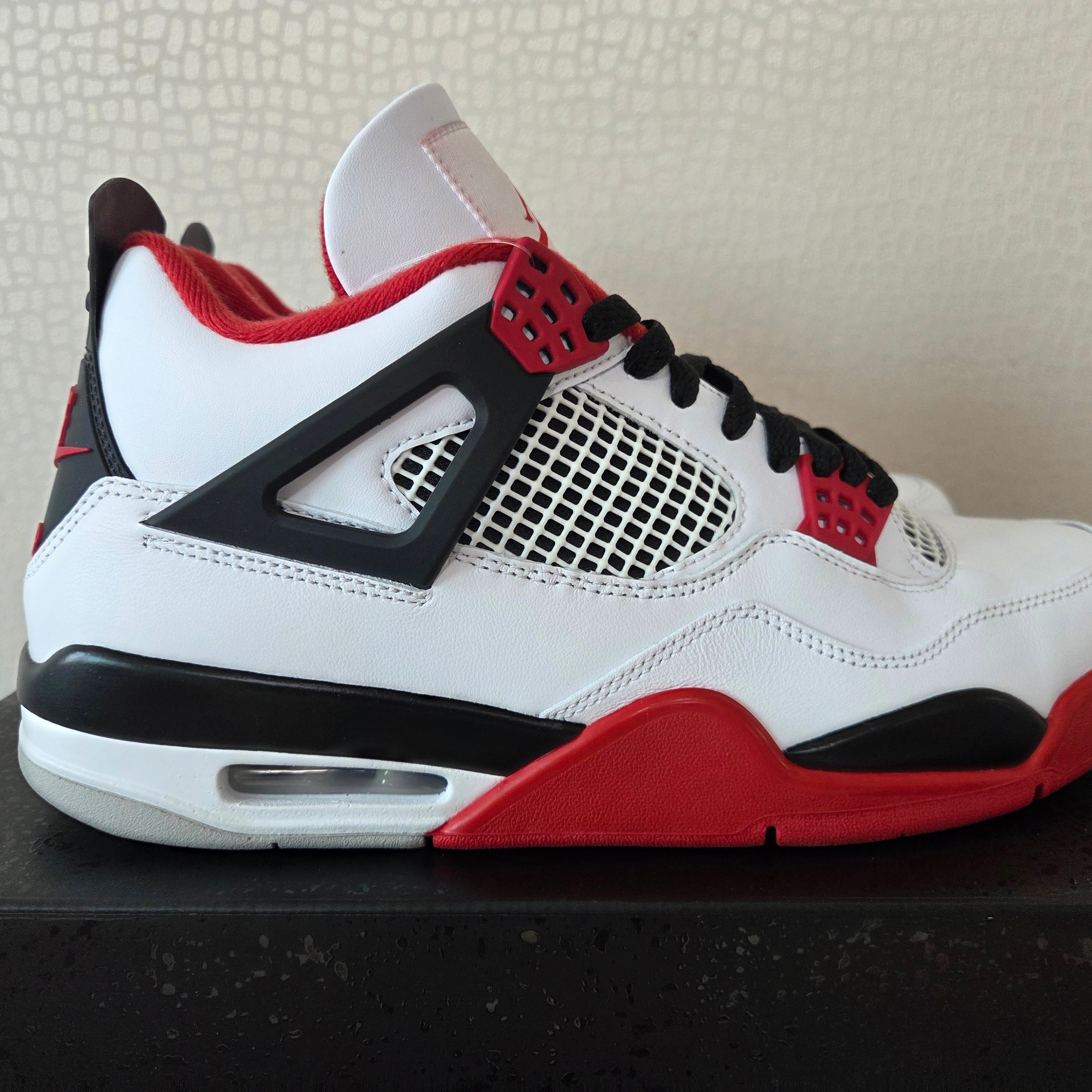 Jordan 4 Retro OG Fire Red 2020 착용 스타일 - 2