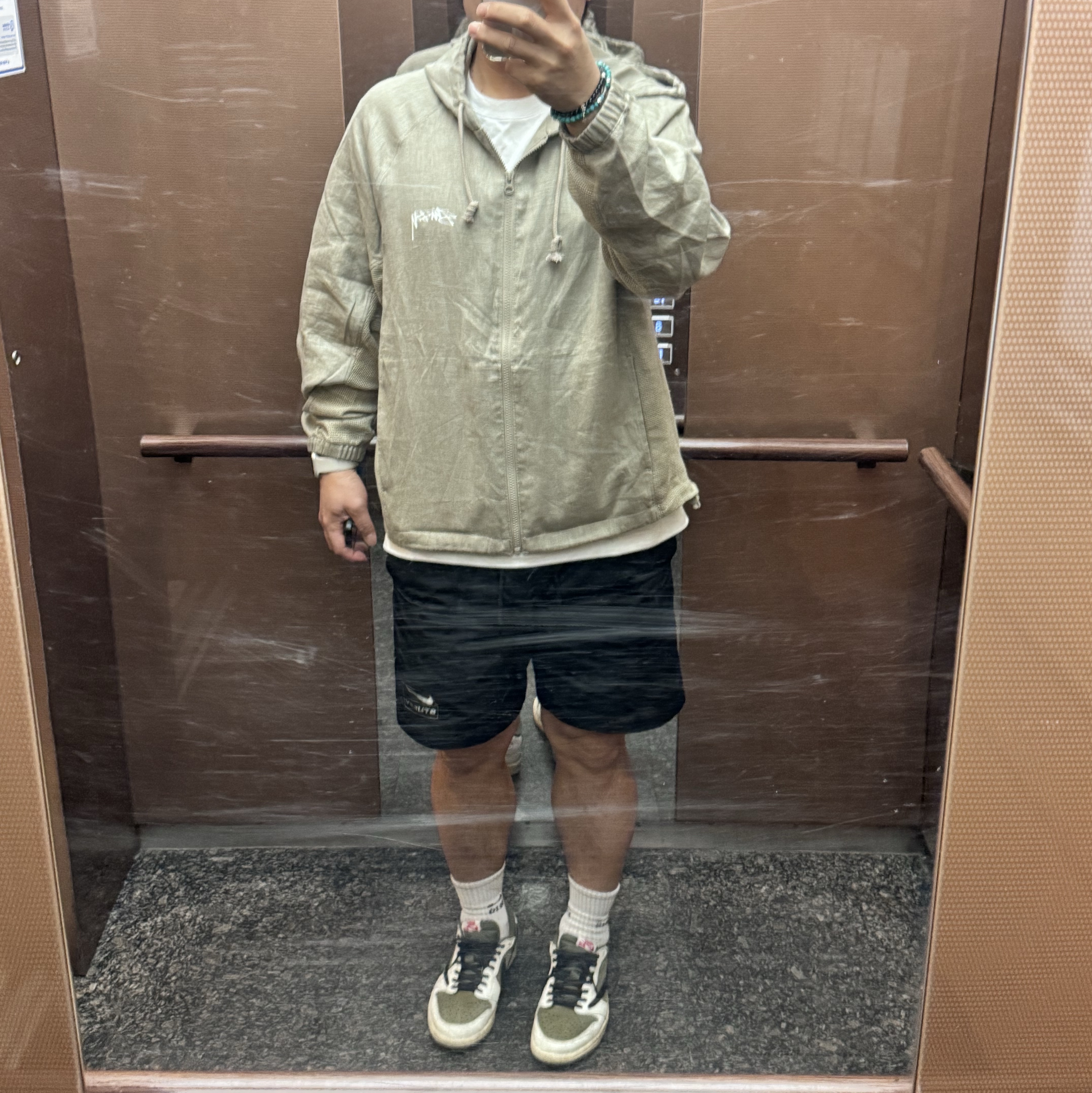 Nike x Stussy Linen Shell Jacket Chino (FZ5751-263), Nike x Stussy NRG FL Storm-Fit Pants Black (DO7171-010) 착용 스타일