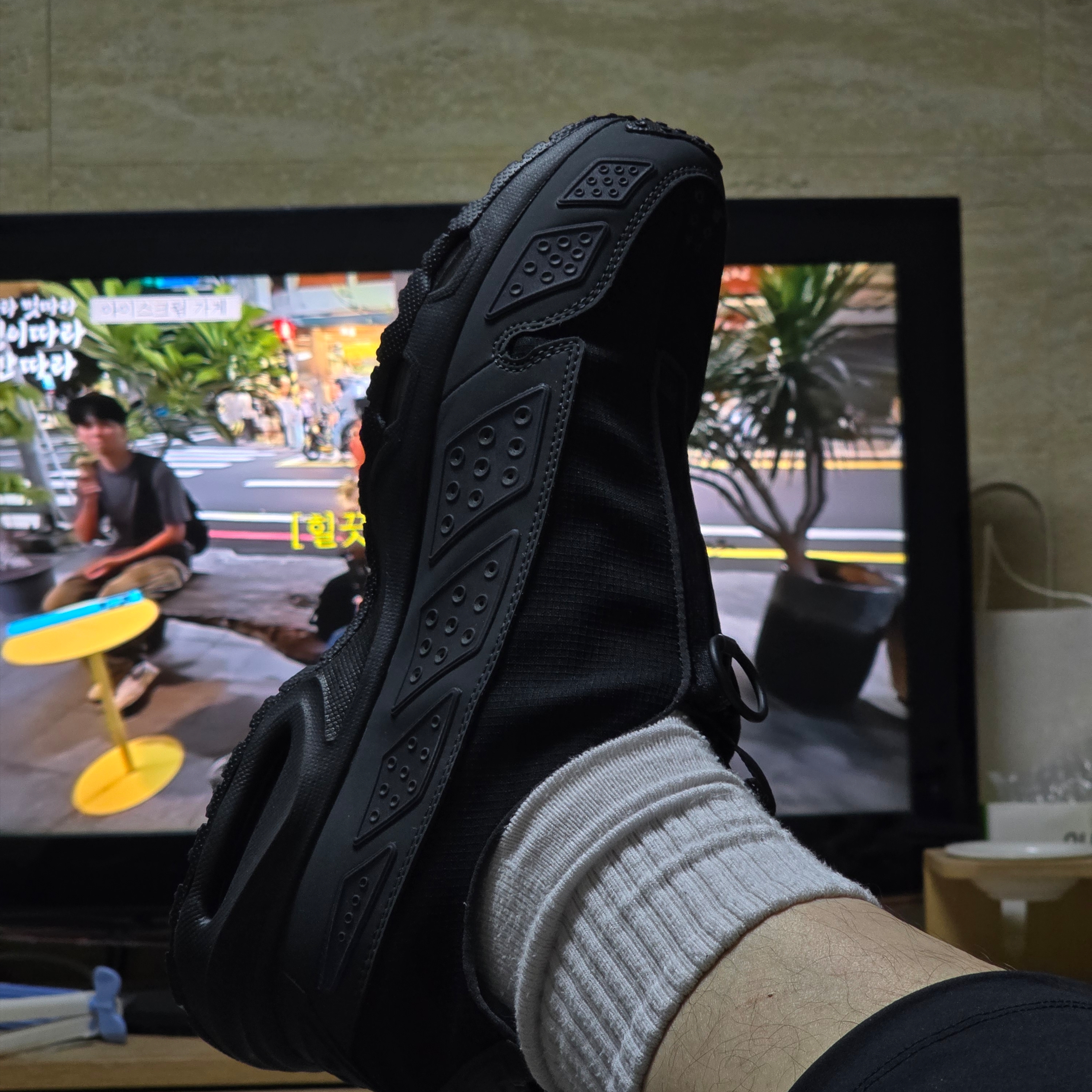 (W) Nike Air Max SNDR Gore-Tex Black and Dark Smoke Grey 착용 스타일 - 1