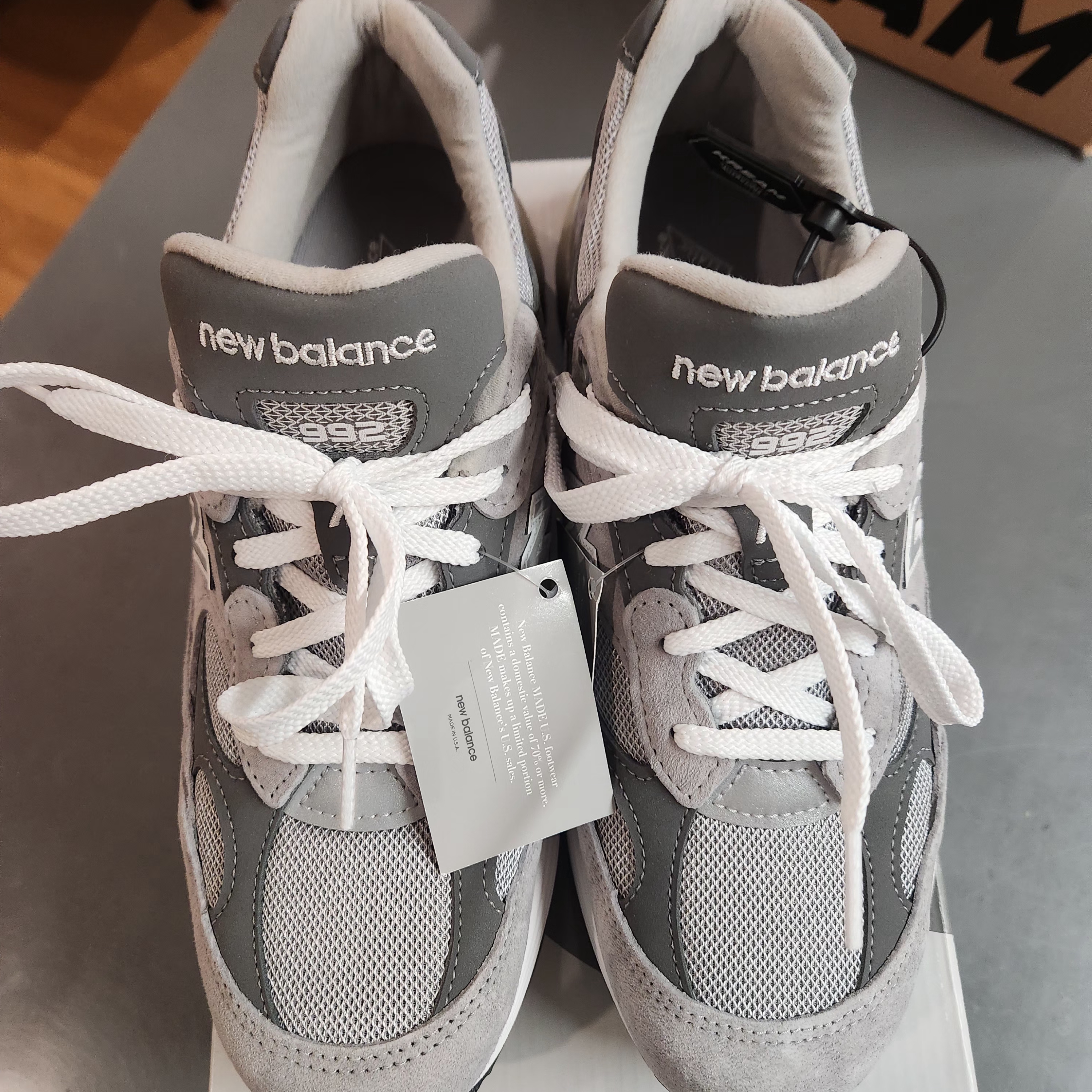 New Balance 992 Made in USA Core Grey Silver Metallic 착용 스타일 - 2