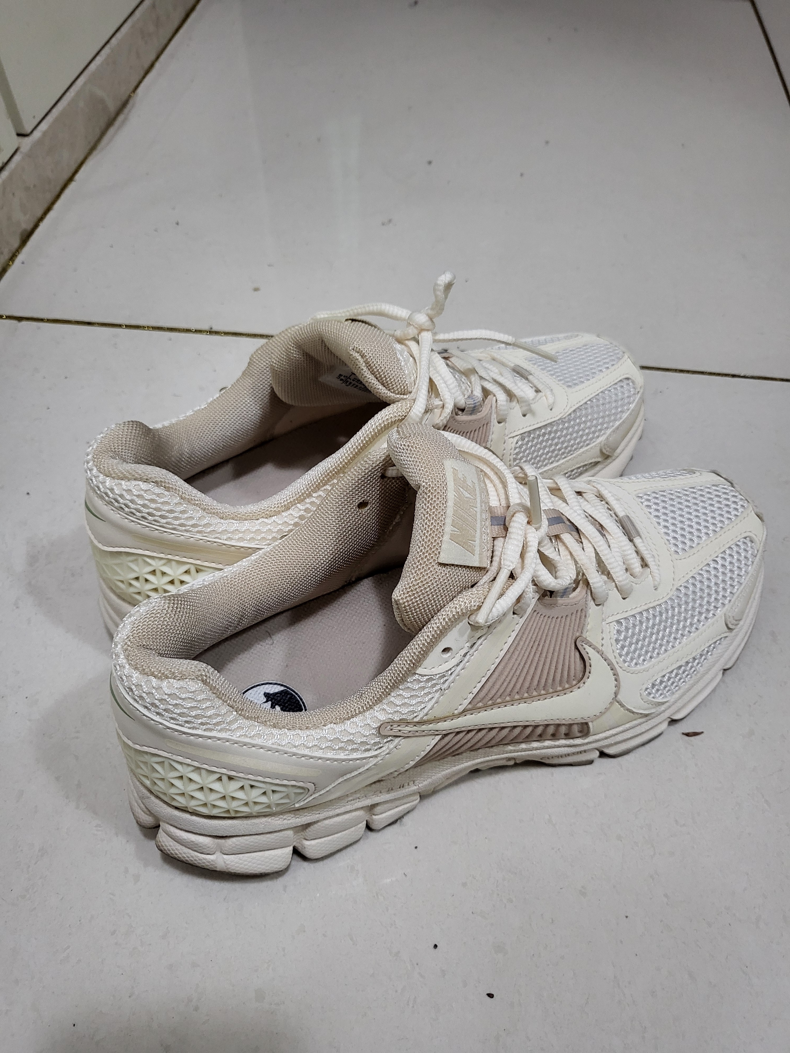 (W) Nike Zoom Vomero 5 Pale Ivory Sanddrift 착용 스타일