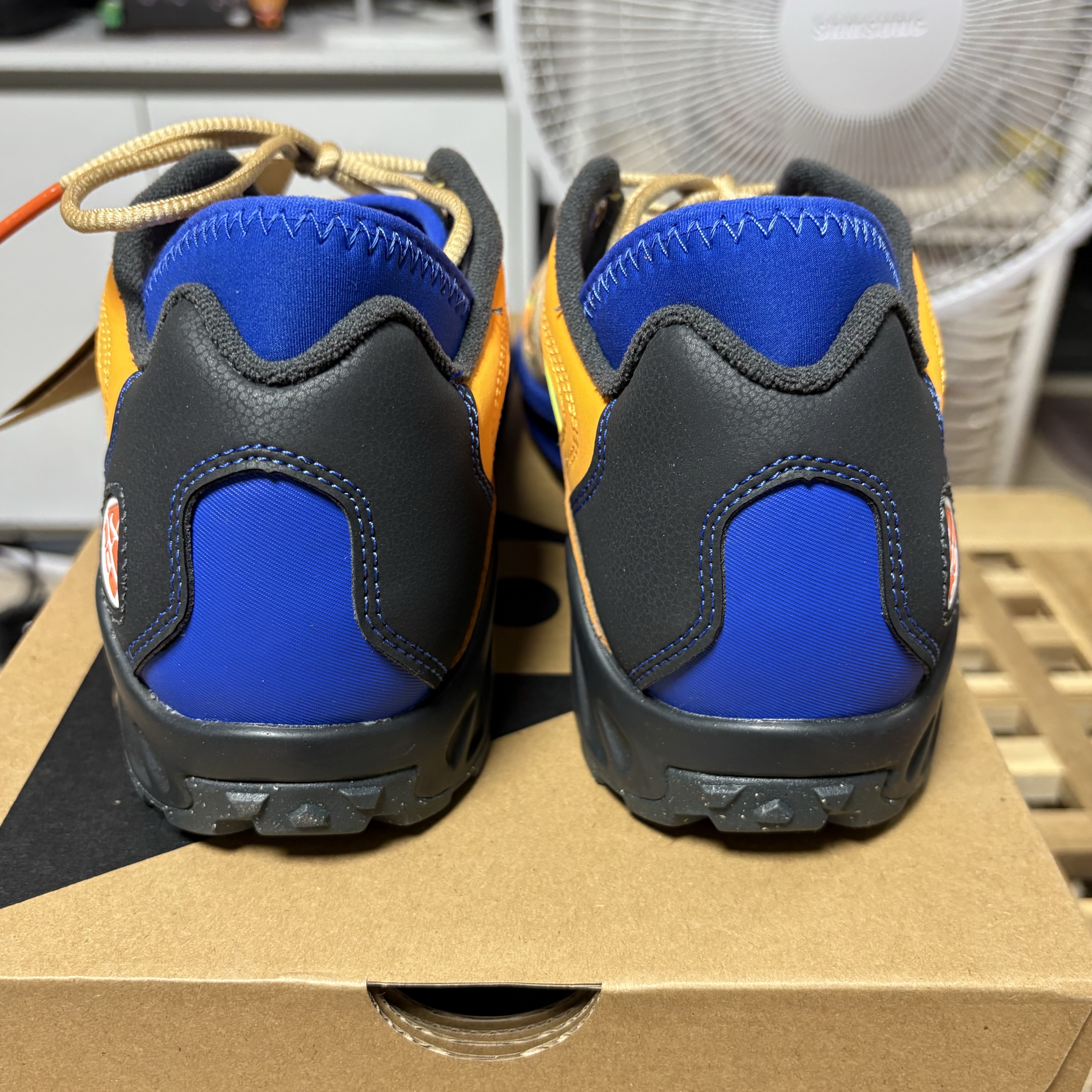 Nike ACG Air Exploraid Sesame and Laser Orange 착용 스타일 - 5