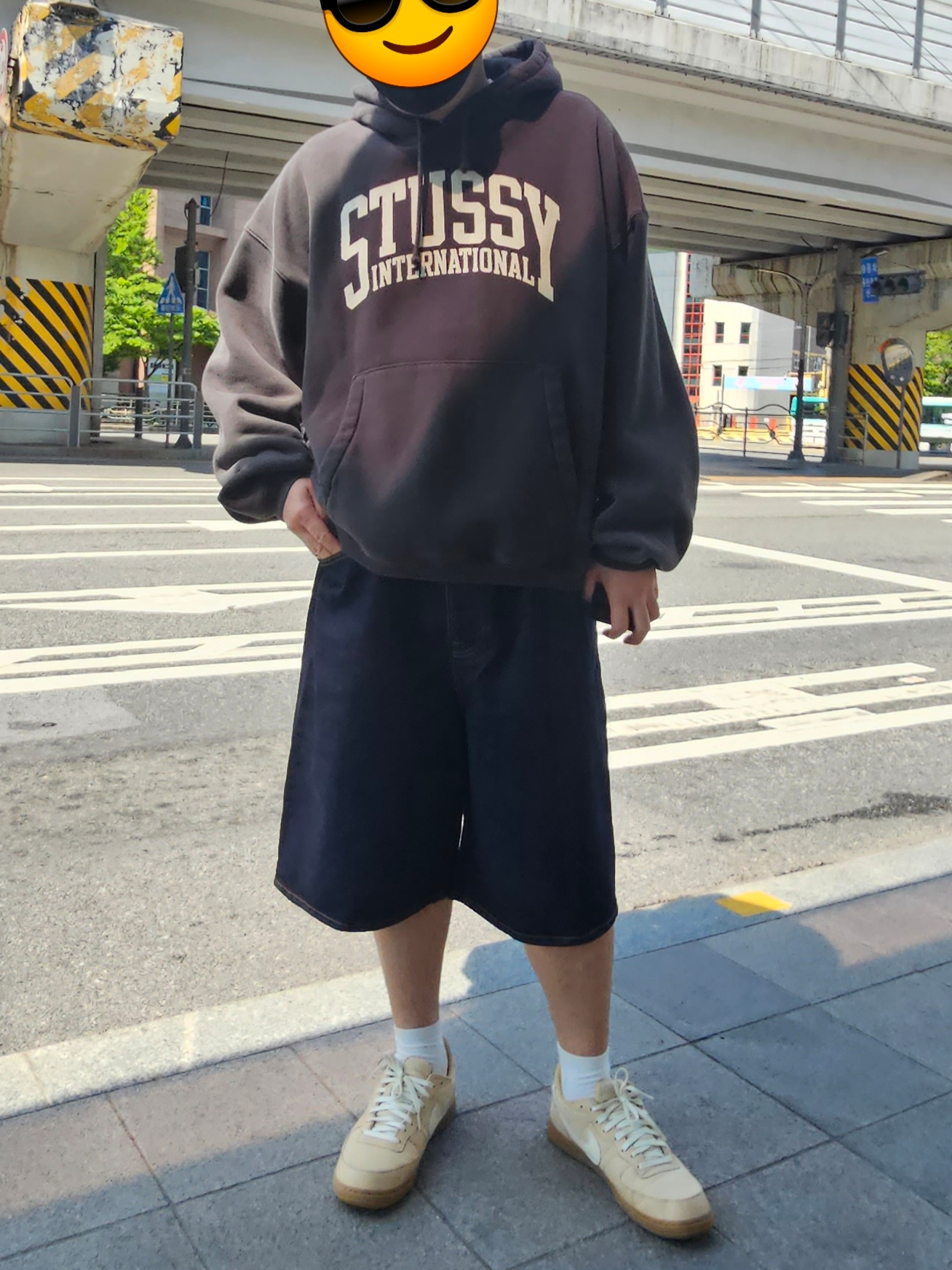 Stussy International Relaxed Hoodie Washed Black, Stussy Denim Big OL' Shorts Rinsed Indigo 착용 스타일 - 1