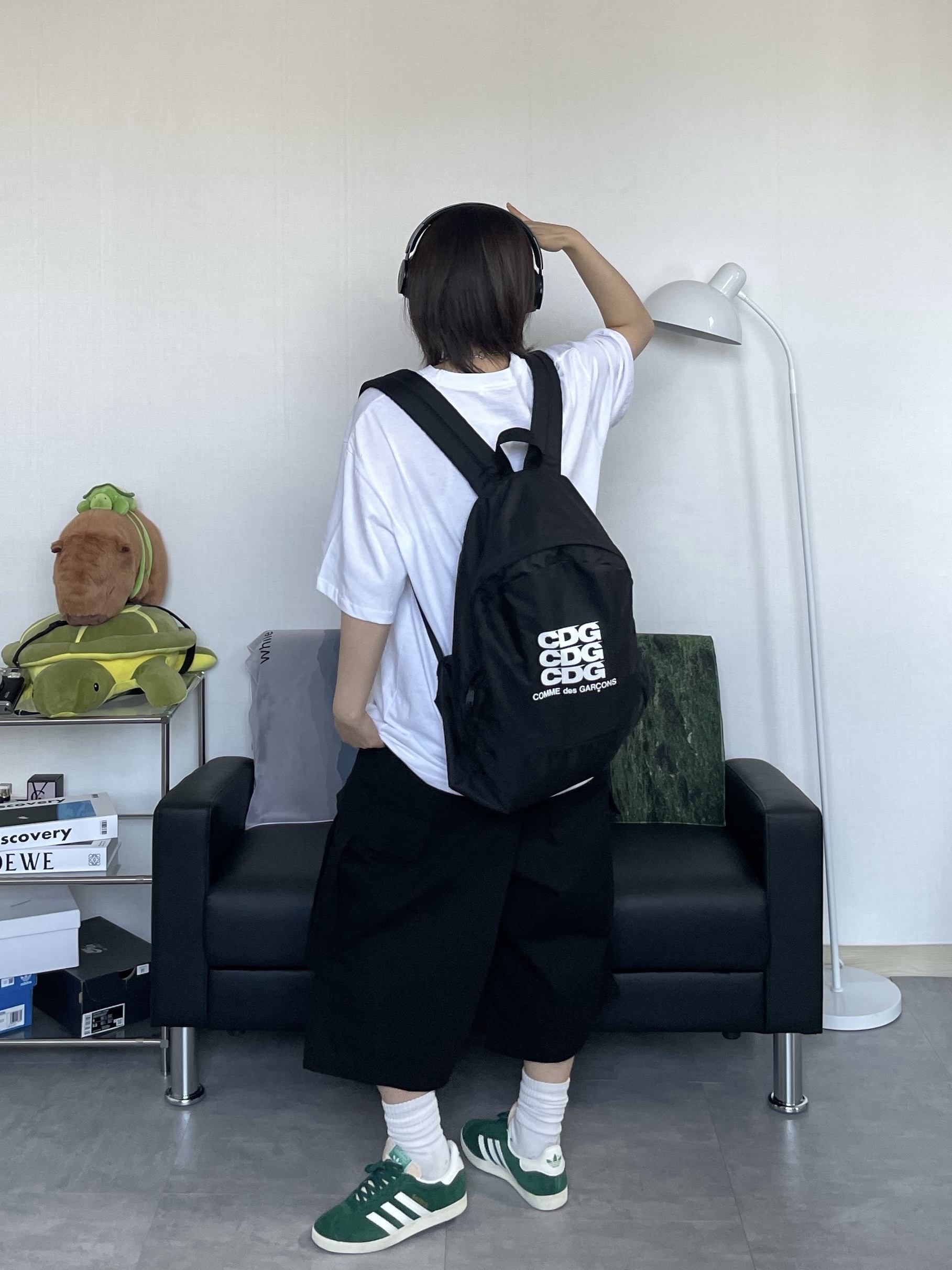 CDG Backpack Black, Adidas Gazelle Dark Green Cream White 착용 스타일 - 1