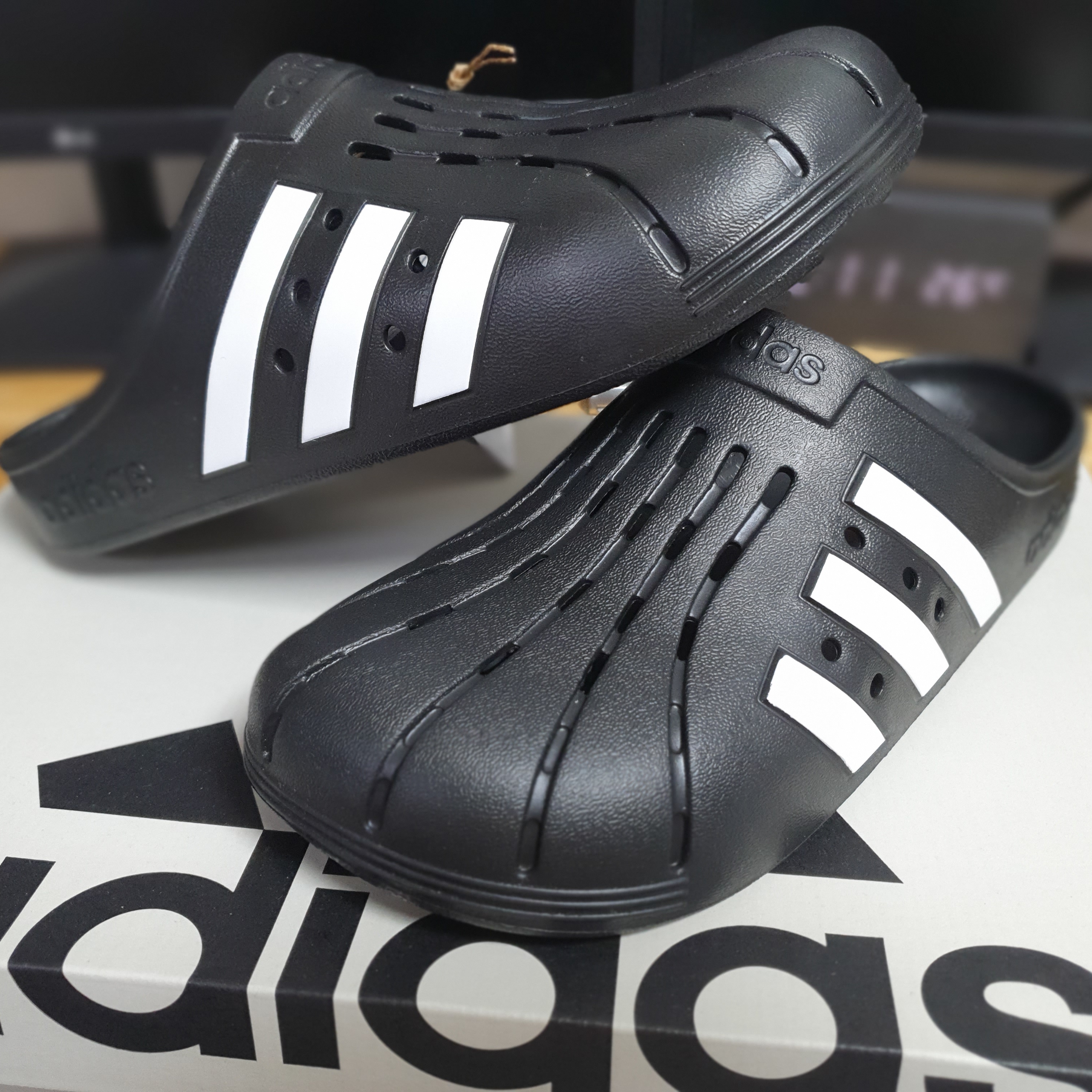 Adidas Adilette Clog Black White 착용 스타일